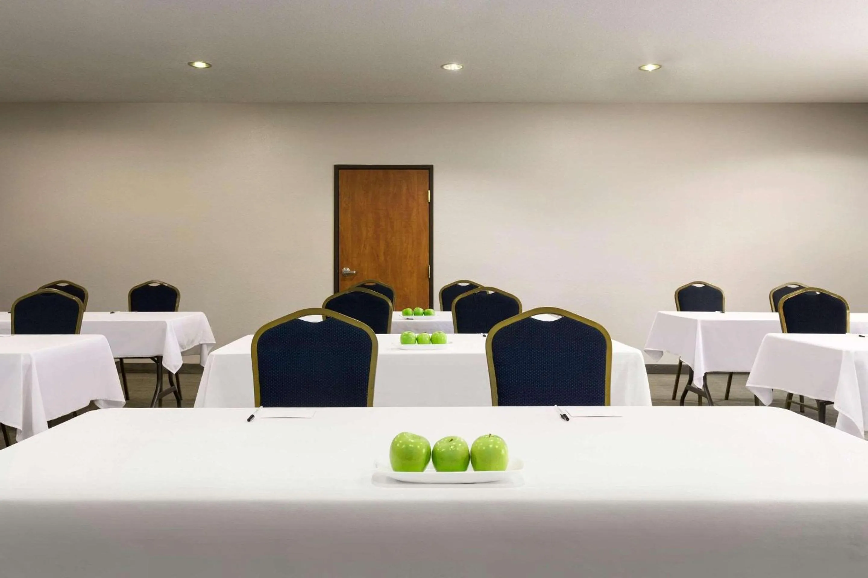 Meeting/conference room in Country Inn & Suites by Radisson, Houston Northwest, TX