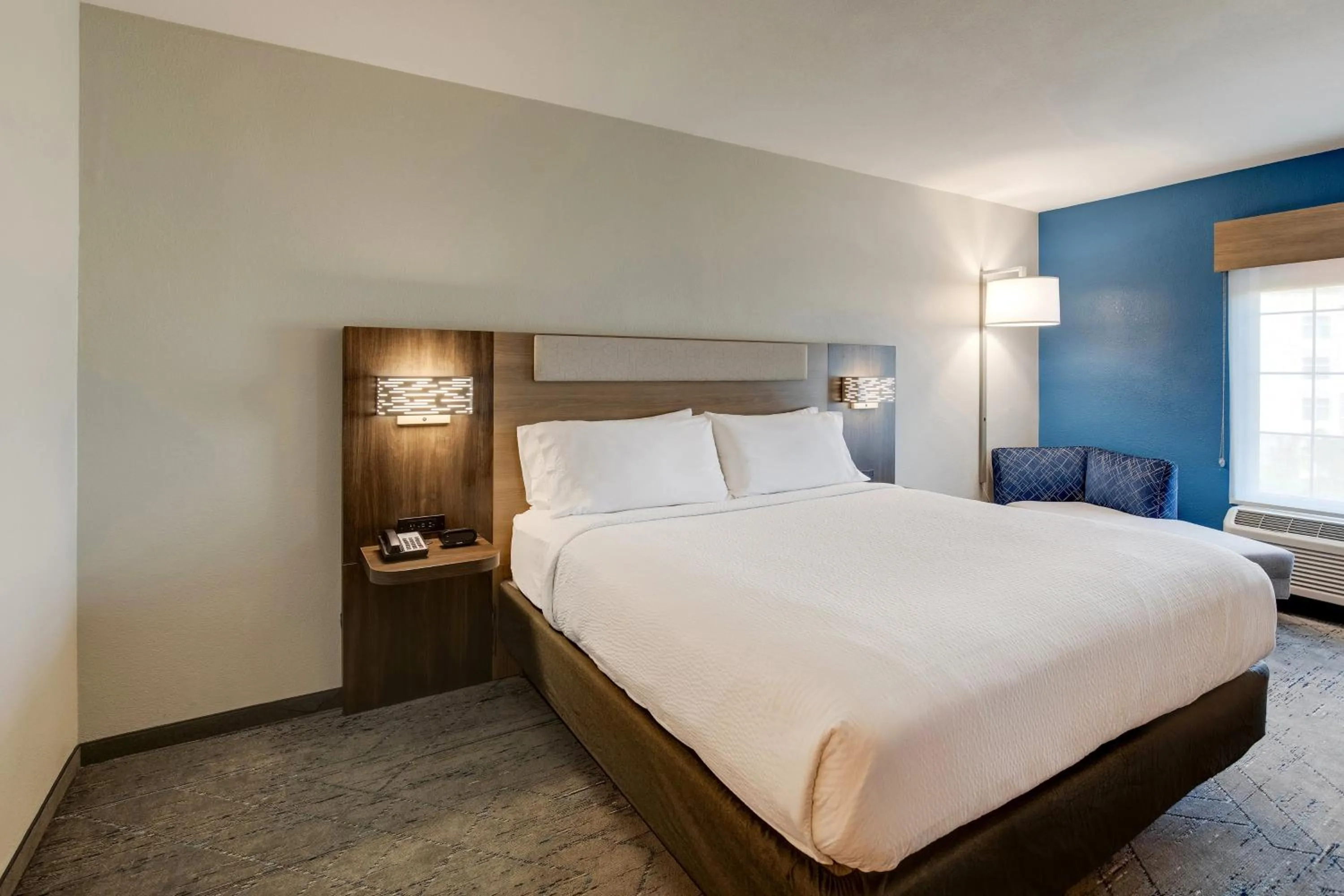 Photo of the whole room, Bed in Holiday Inn Express I-95 Capitol Beltway - Largo by IHG