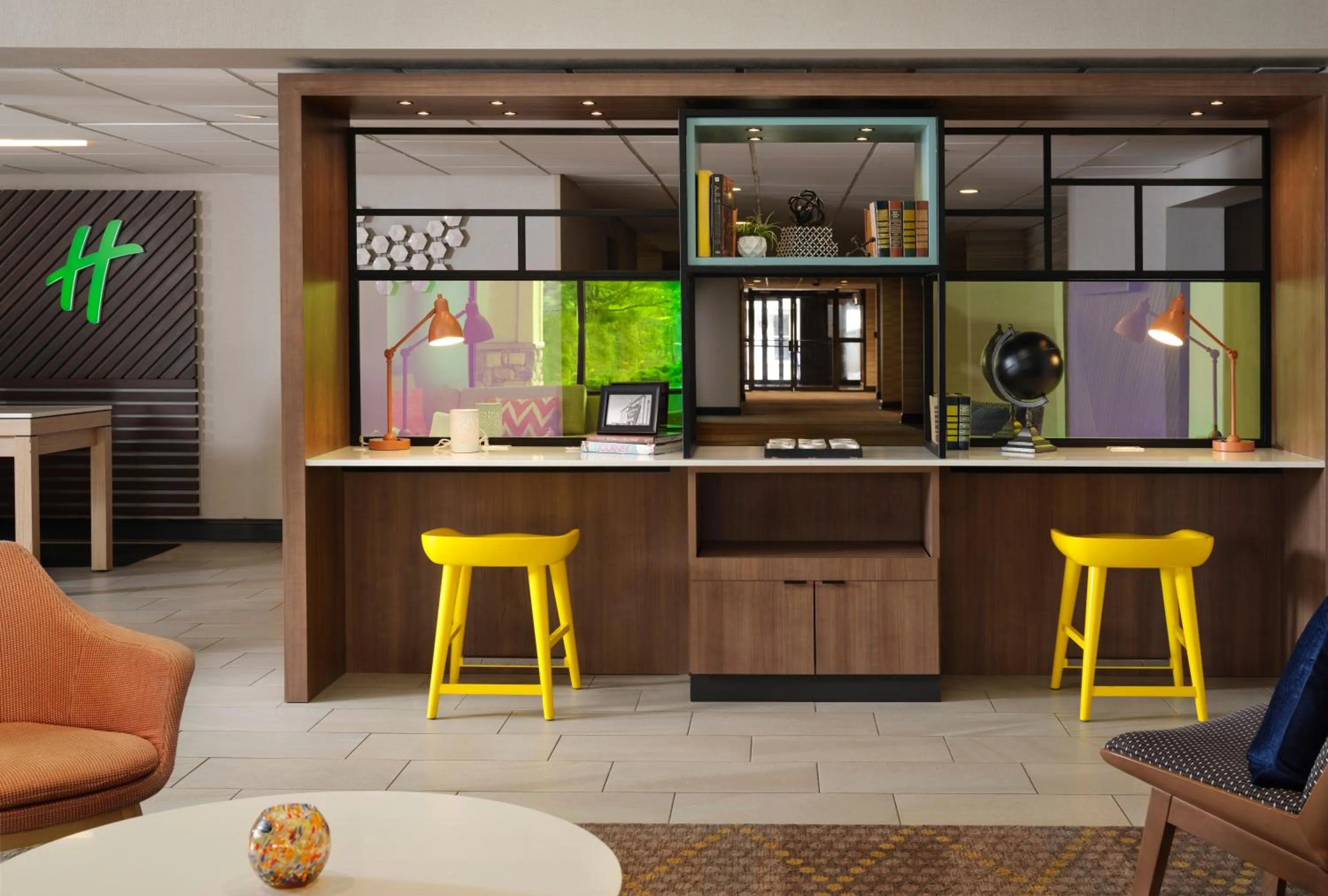 Seating area in Holiday Inn & Suites Marlborough, an IHG Hotel 