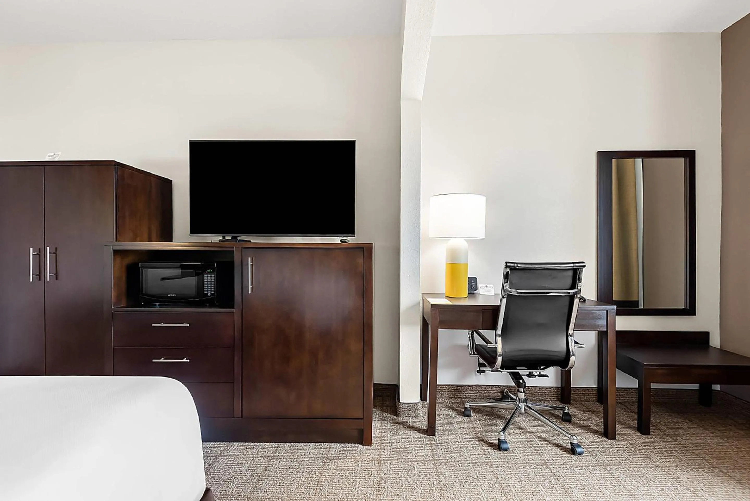 Bedroom in Comfort Suites New Orleans East