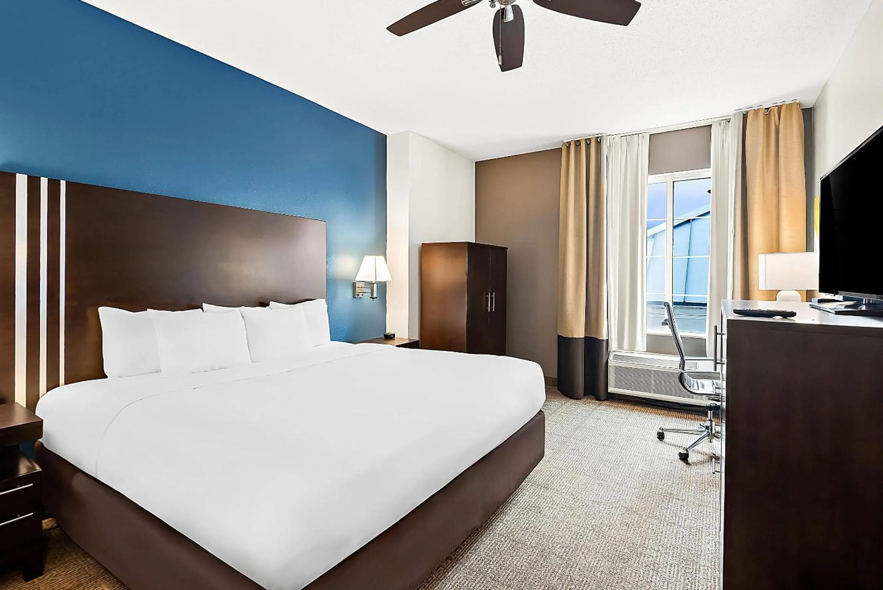 Bedroom, Bed in Comfort Suites New Orleans East