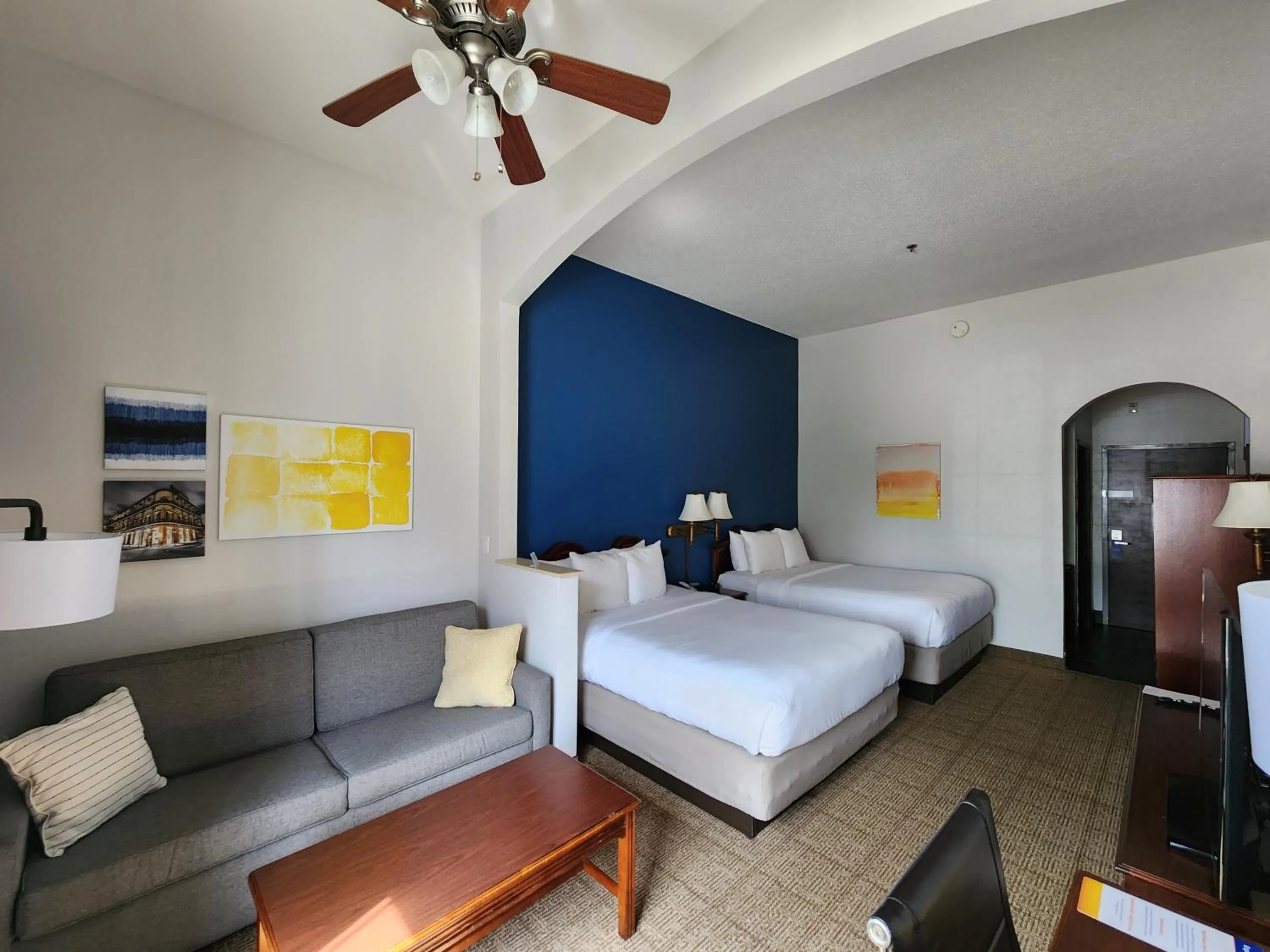 Seating area, Bed in Comfort Suites New Orleans East