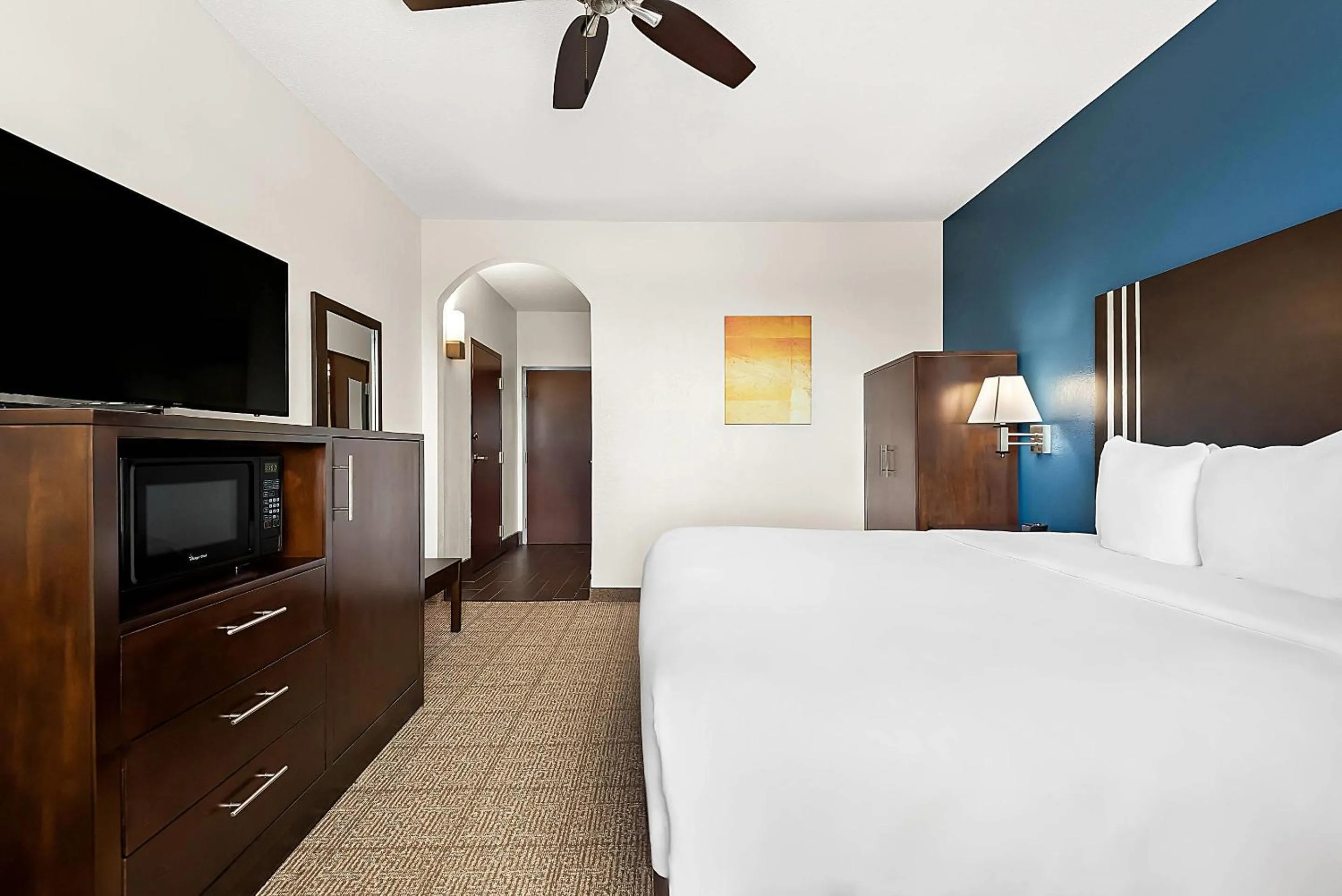 Bedroom, Bed in Comfort Suites New Orleans East