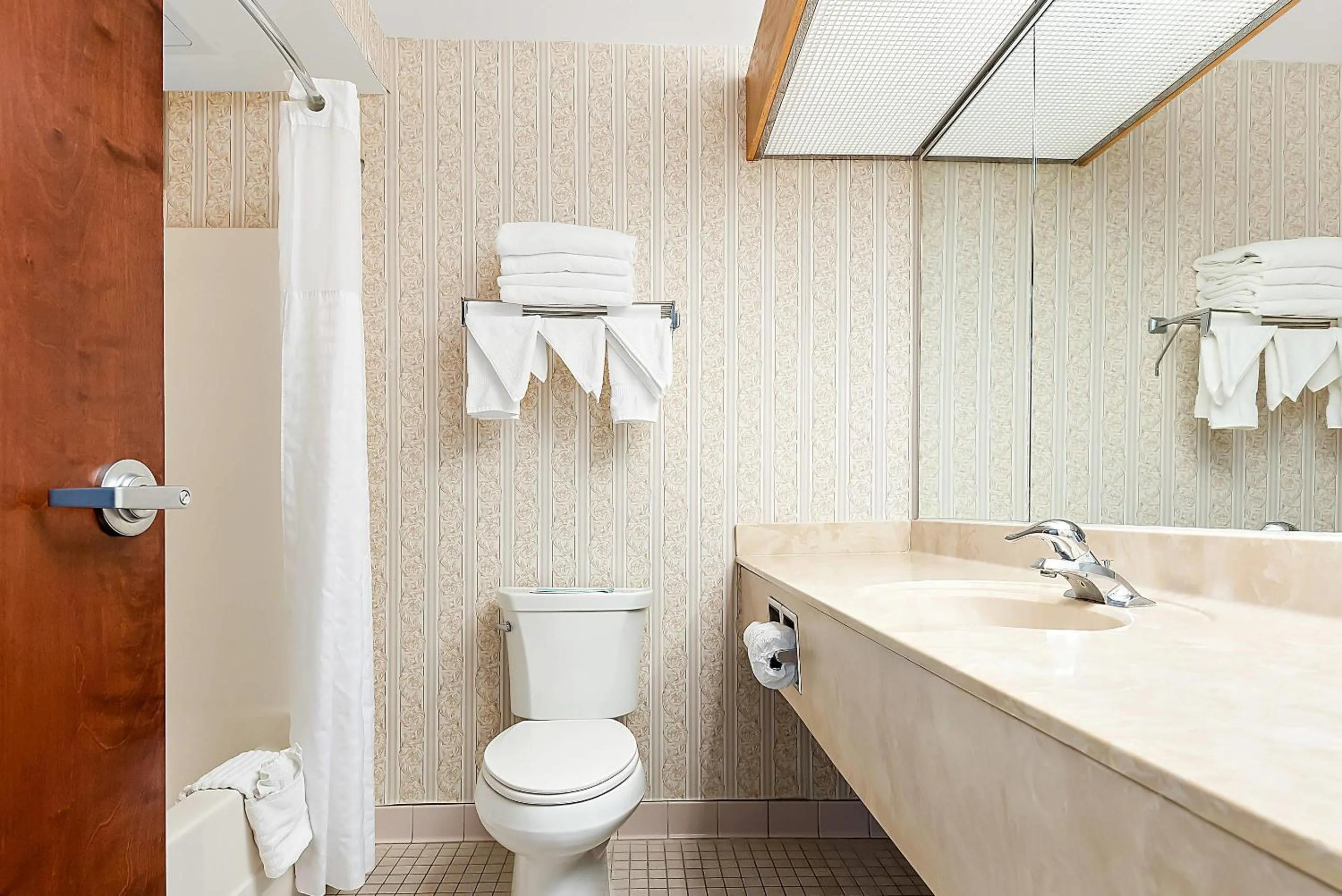 Bedroom in Comfort Suites New Orleans East