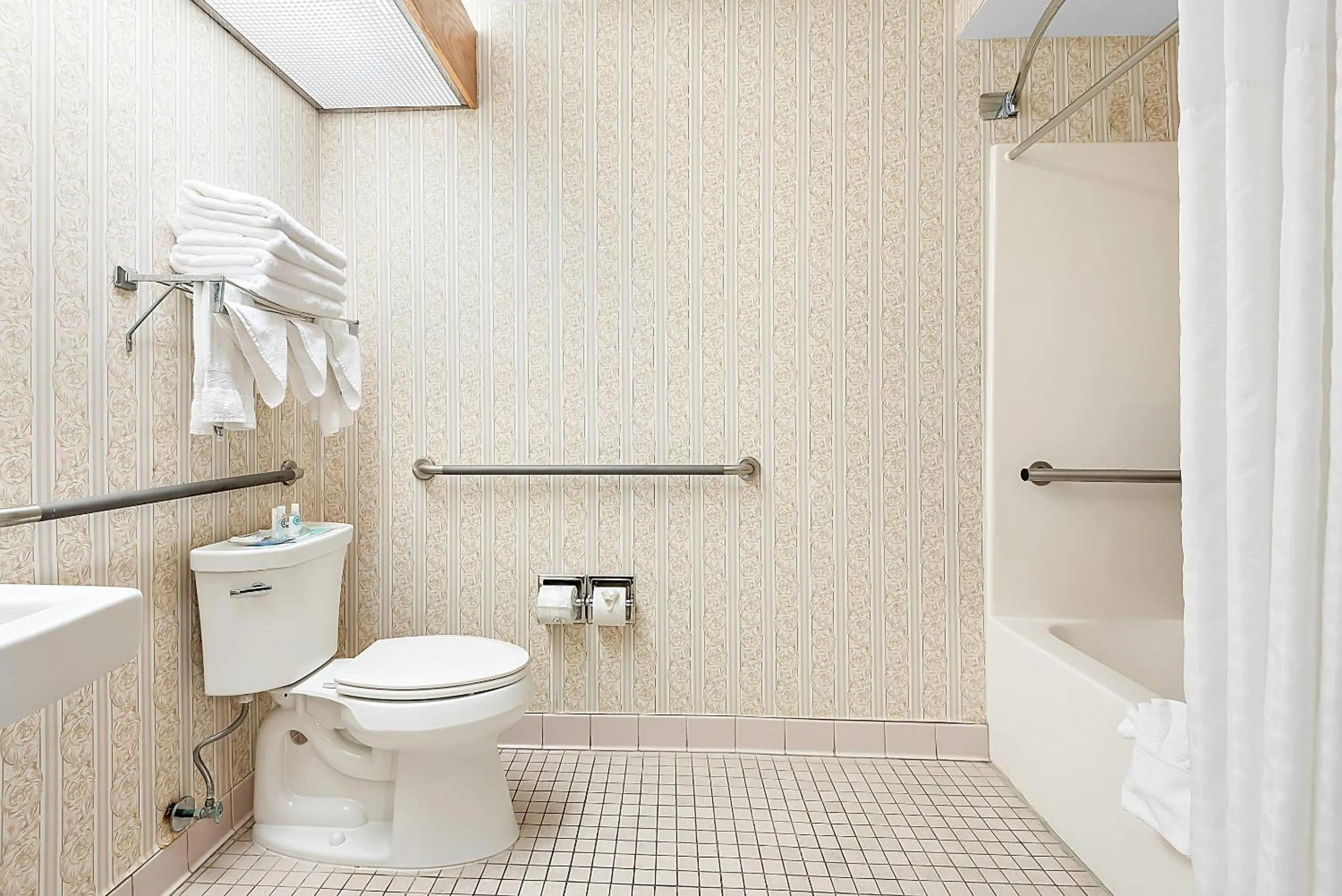 Bedroom in Comfort Suites New Orleans East