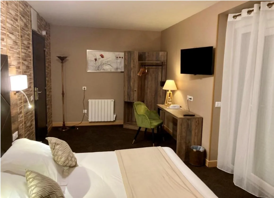 Bed in Logis Hôtel & Restaurant - Le Mouton Blanc