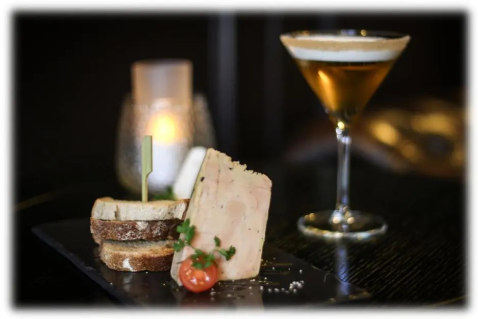 Lounge or bar in Logis Hôtel & Restaurant - Le Mouton Blanc