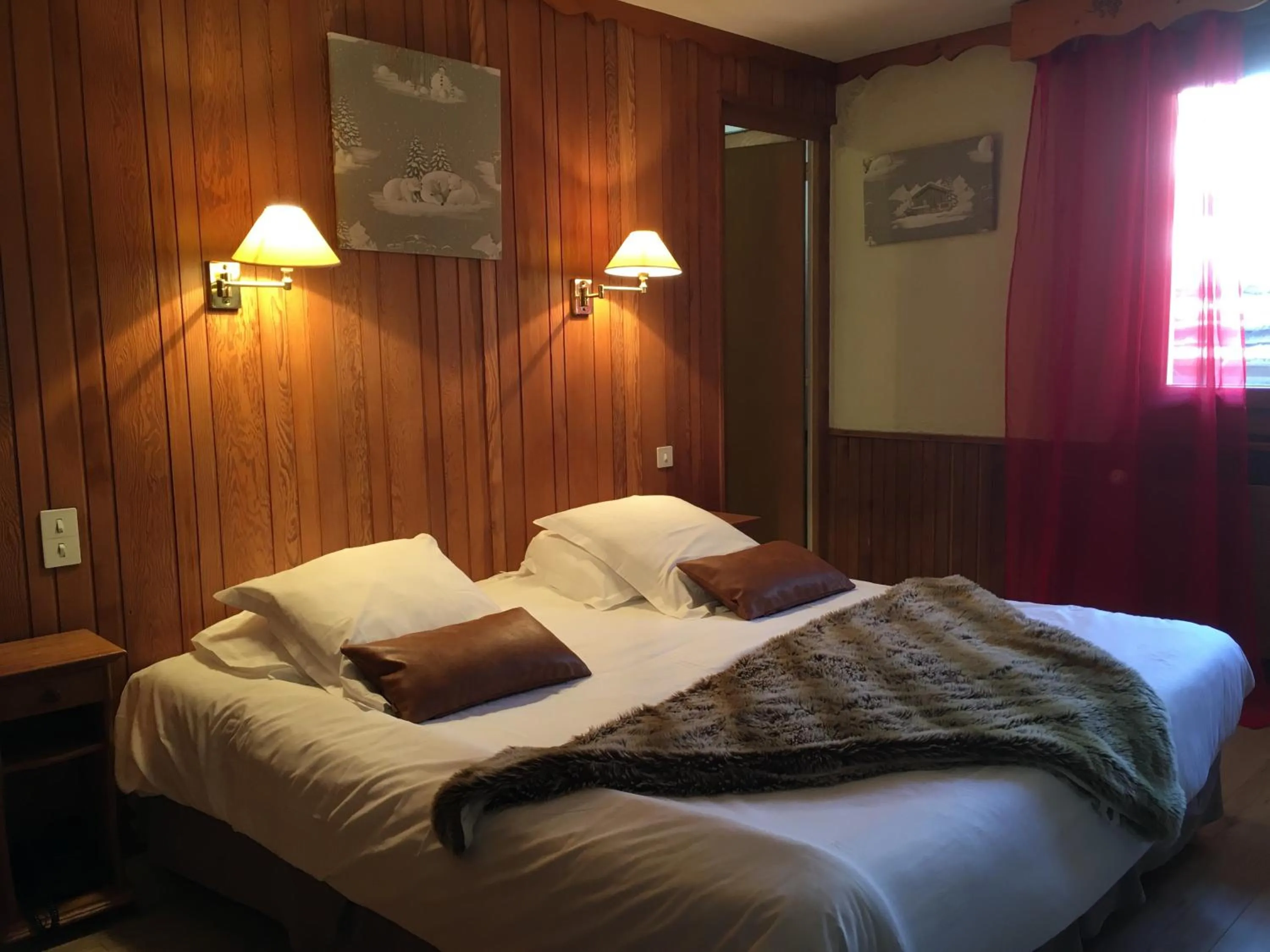 Two Connecting Double Rooms in Hôtel Les Airelles
