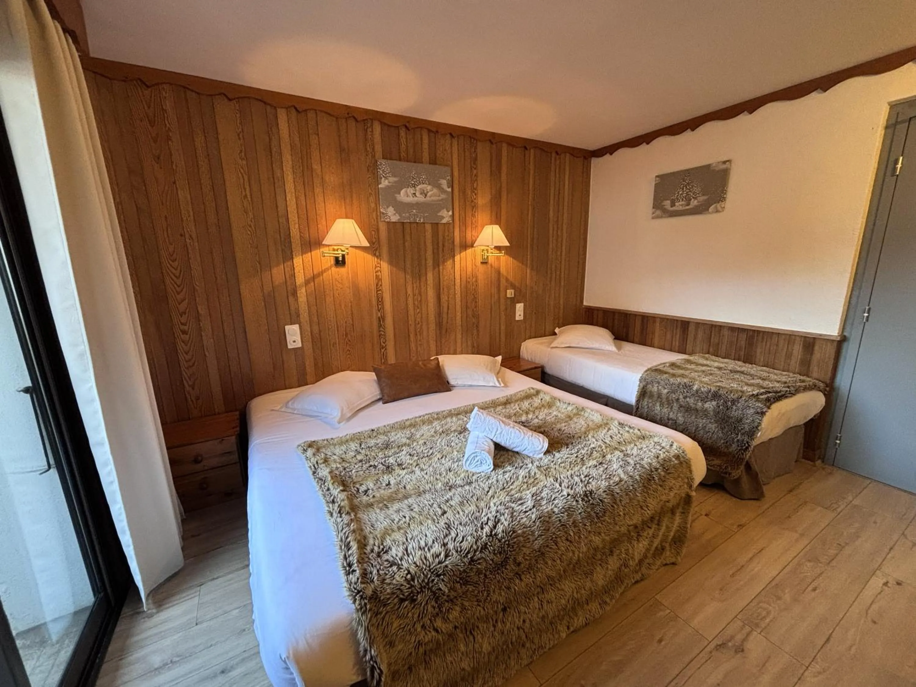 Photo of the whole room, Bed in Hôtel Les Airelles