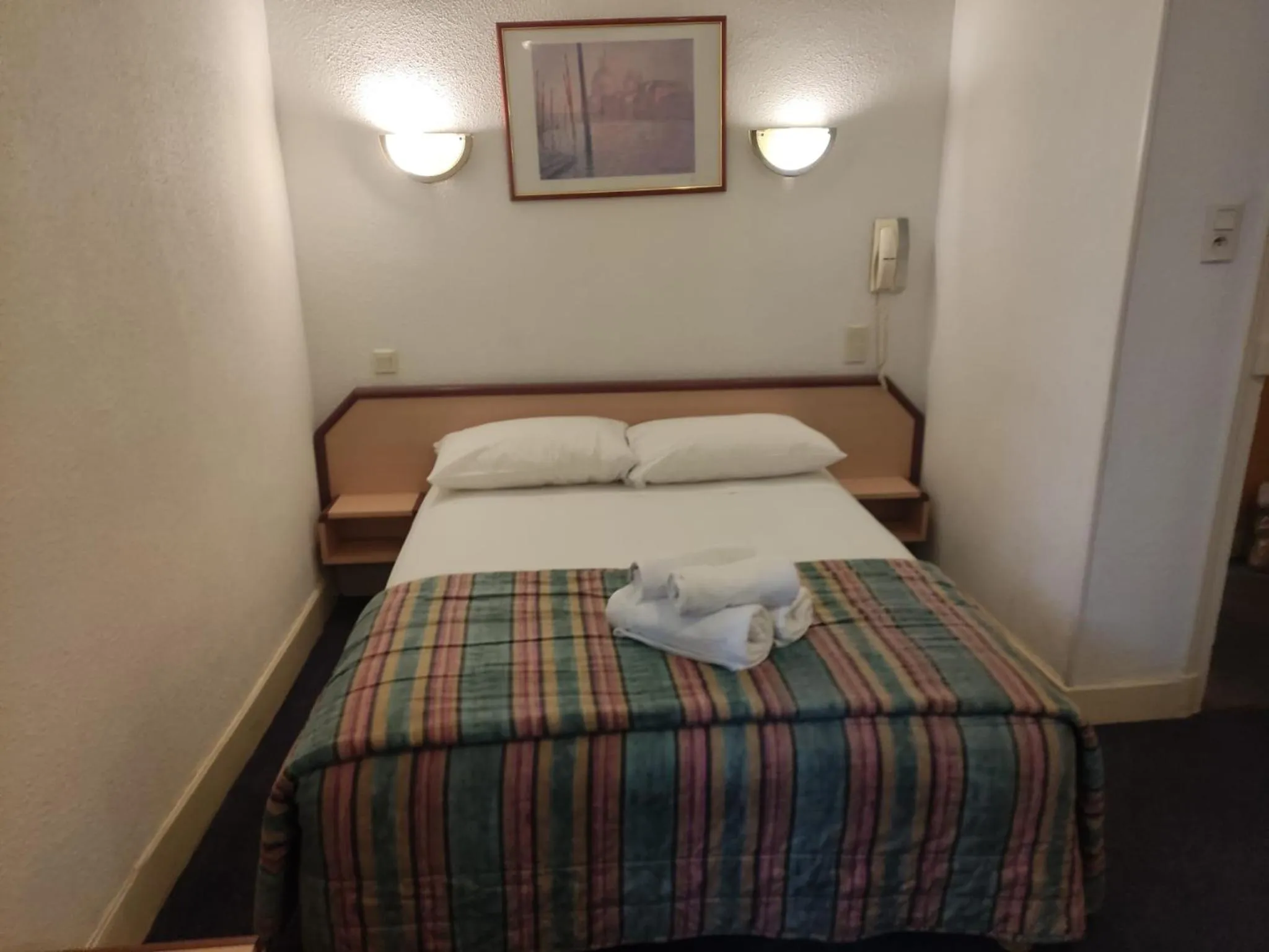 Bed in Hôtel de Nevers