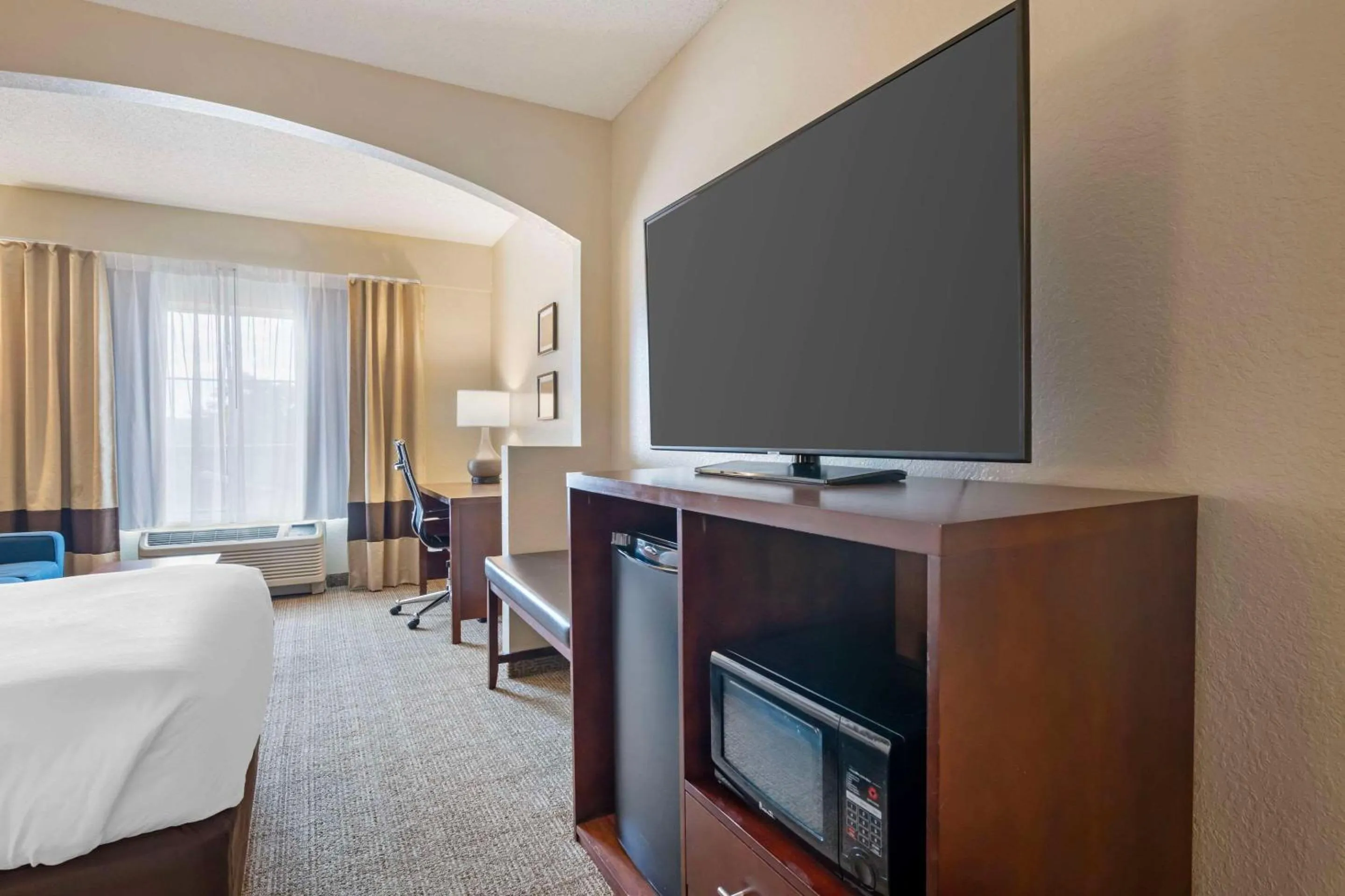 Bedroom, Bed in Comfort Suites Downtown