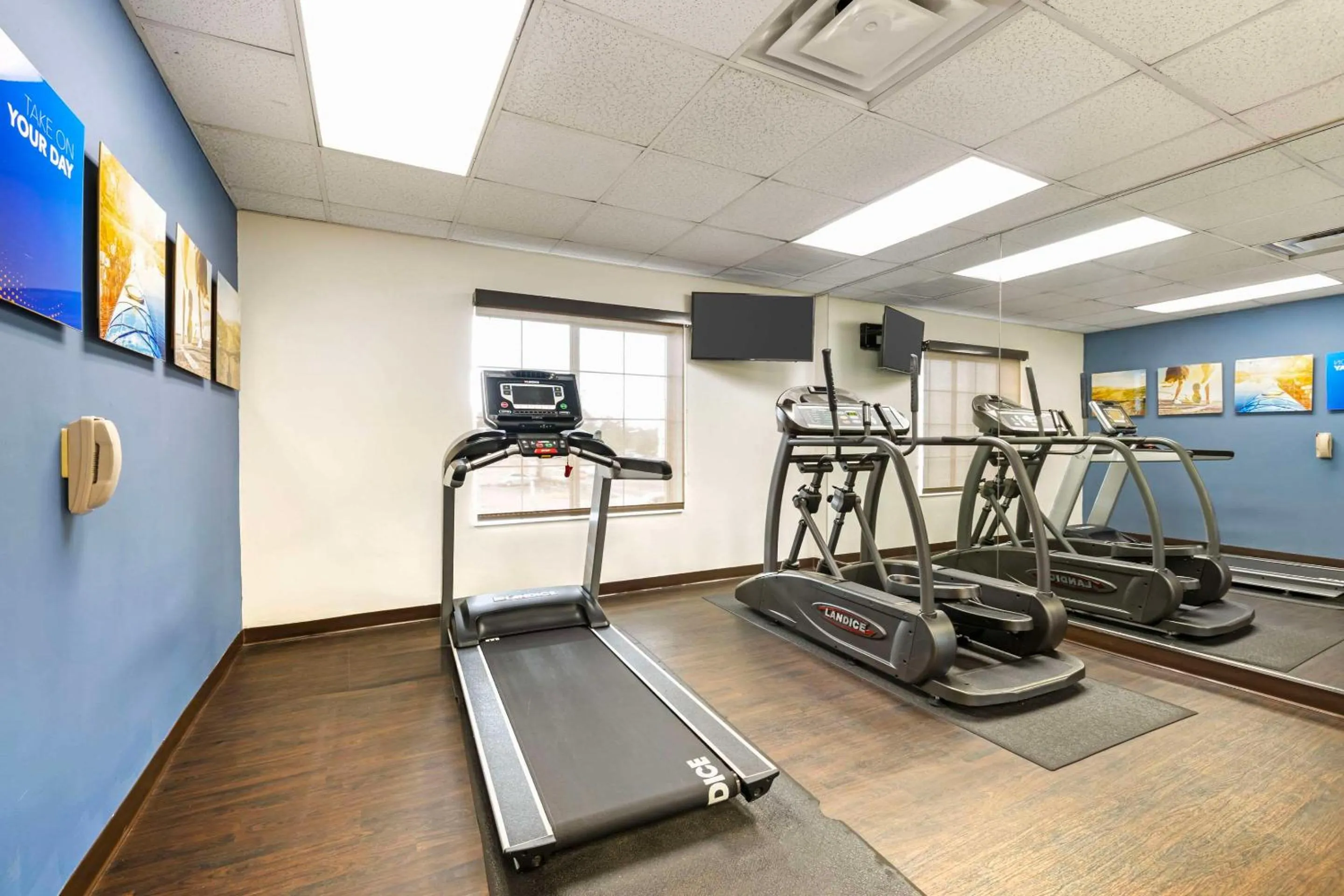Fitness centre/facilities in Comfort Suites Downtown