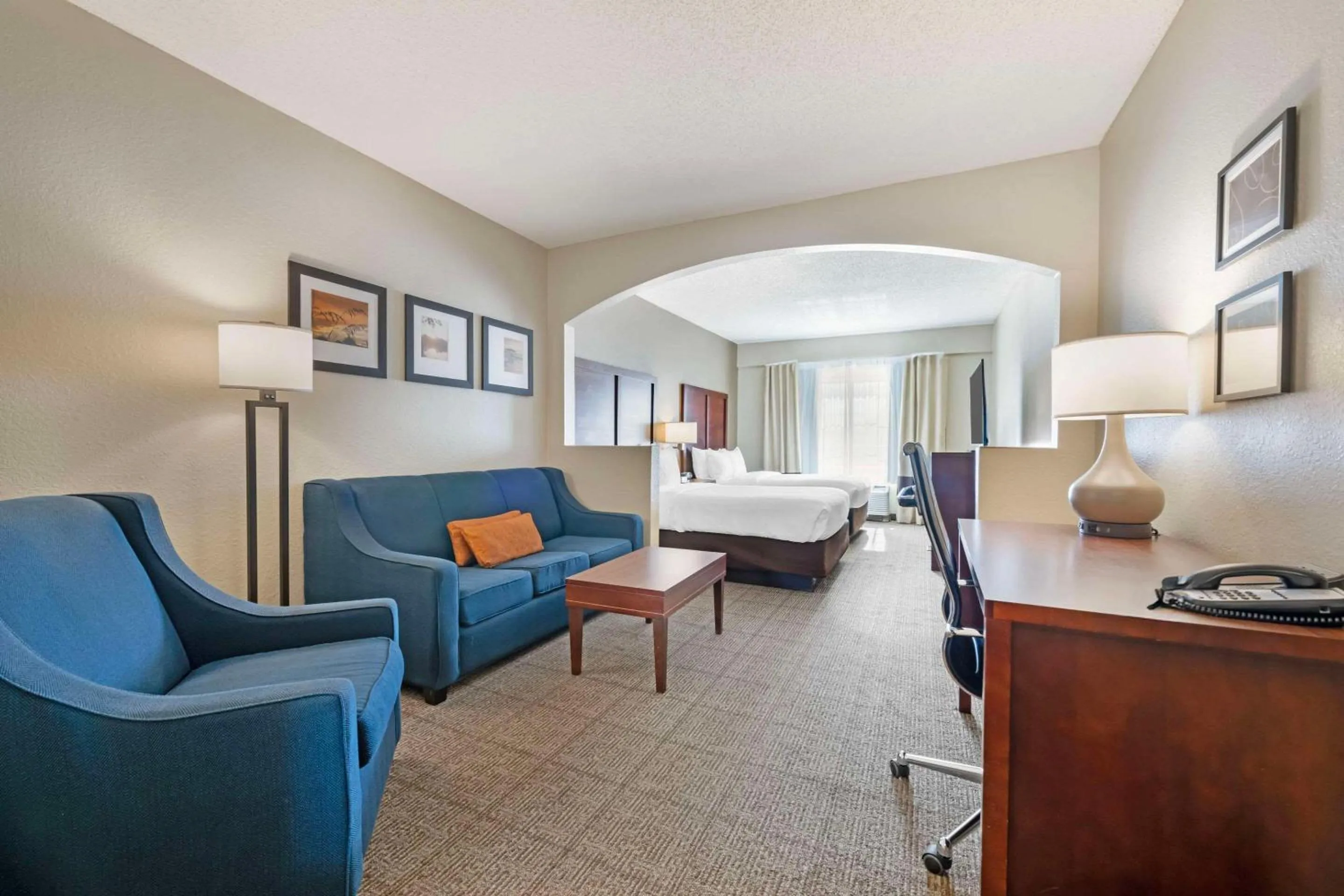 Bedroom in Comfort Suites Downtown