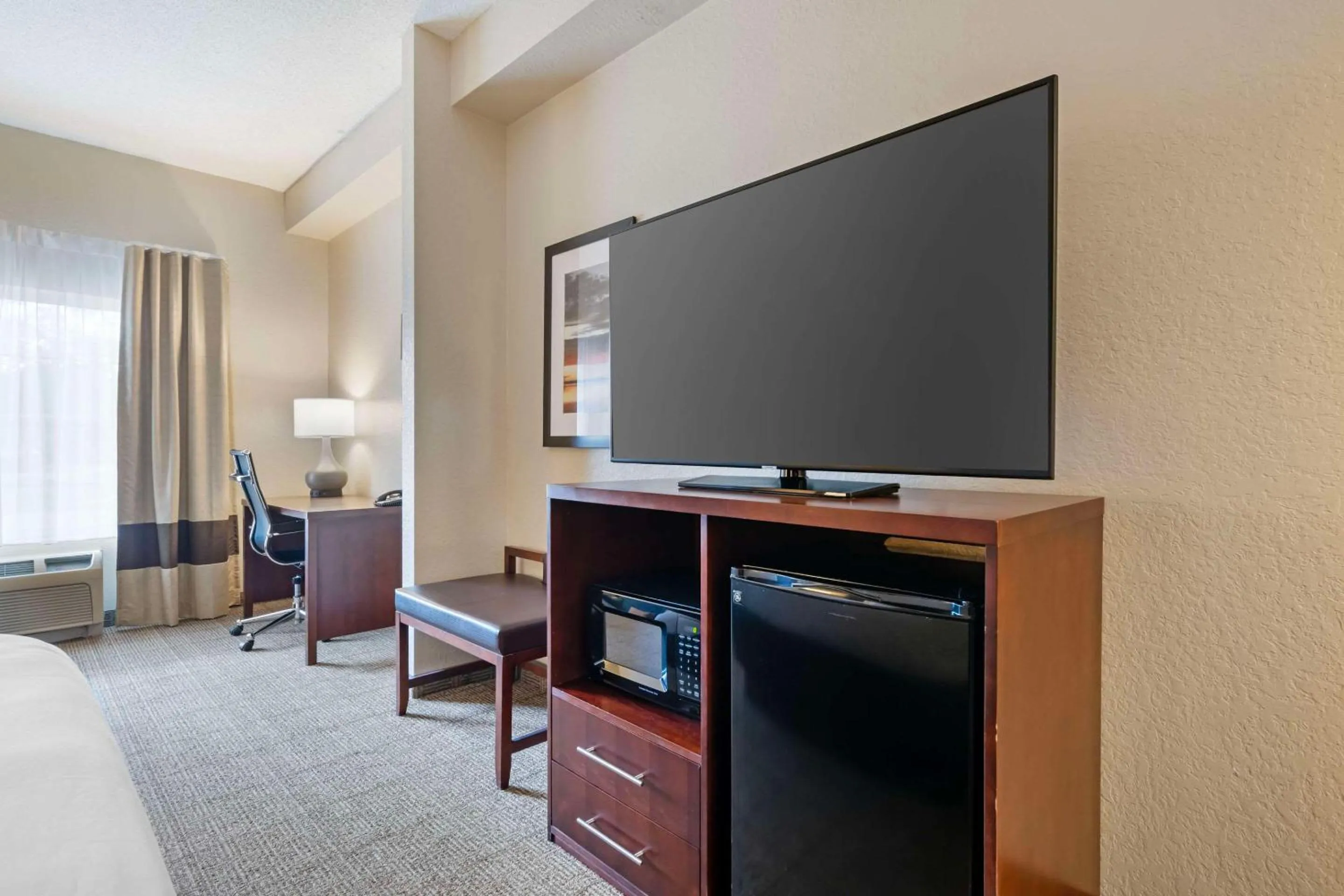 Bedroom in Comfort Suites Downtown