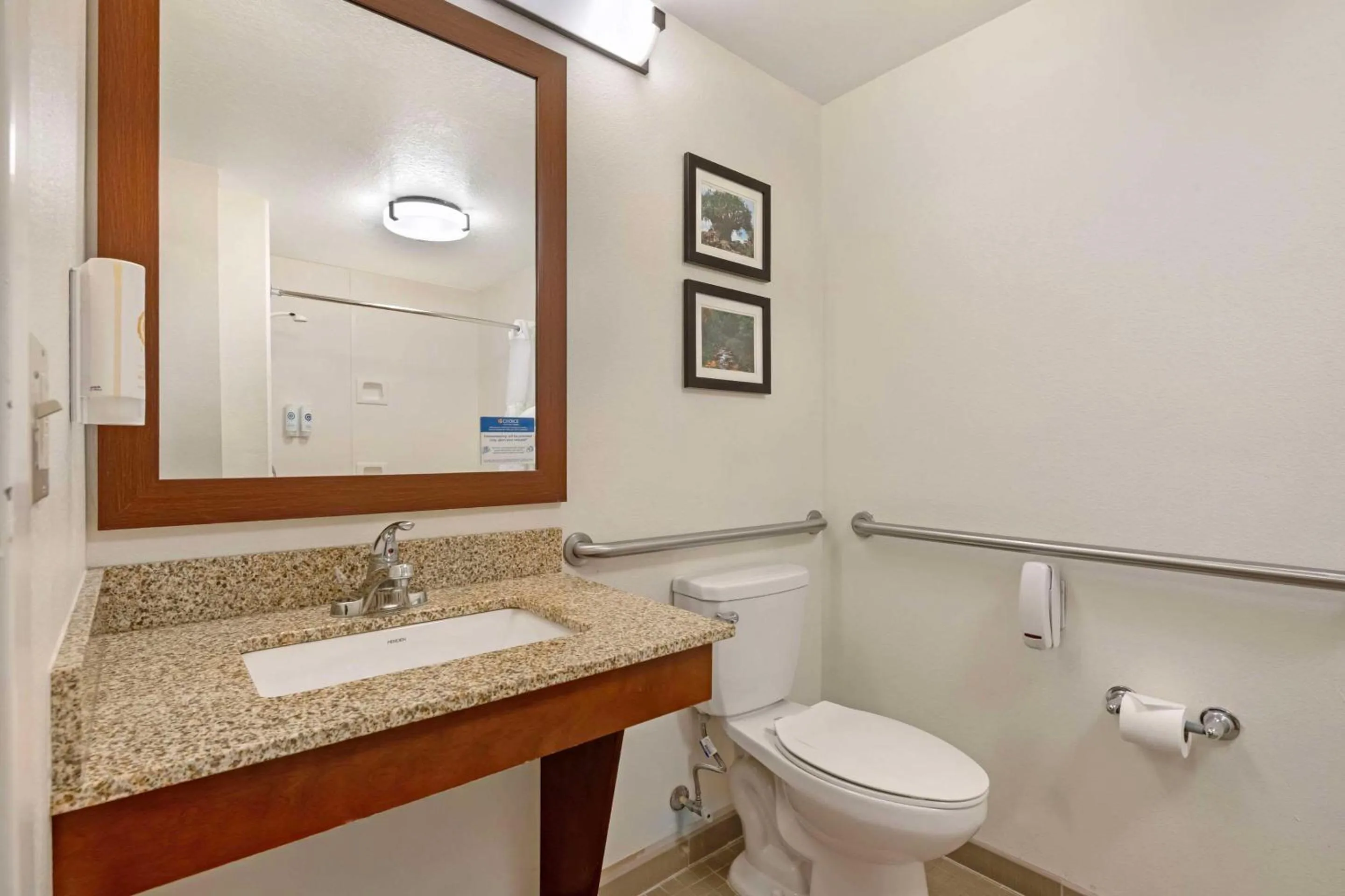 Bedroom in Comfort Suites Downtown