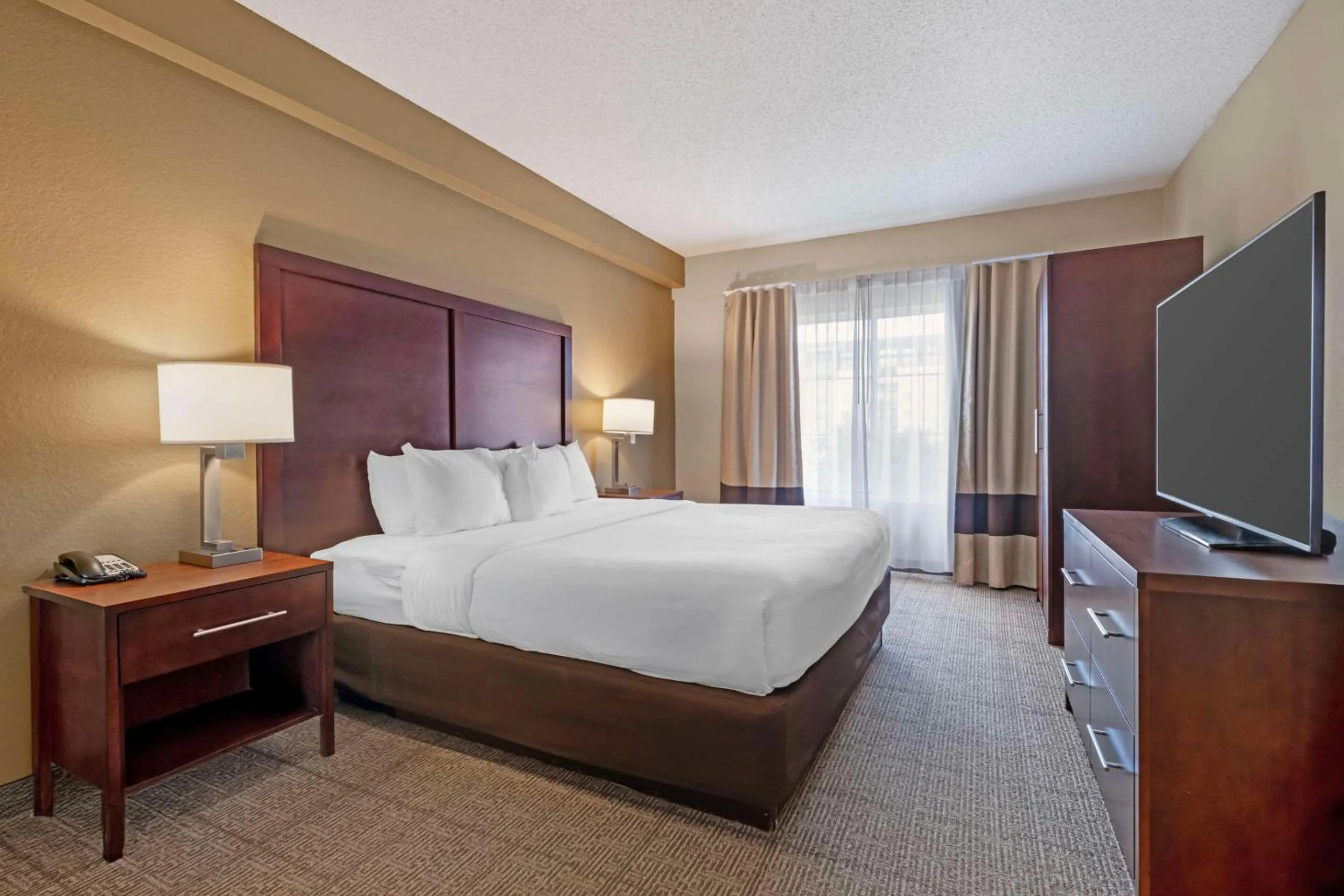 Bedroom, Bed in Comfort Suites Downtown
