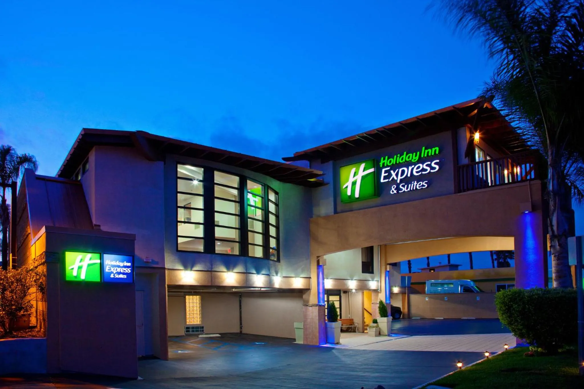 Property building in Holiday Inn Express Hotel & Suites Solana Beach-Del Mar by IHG
