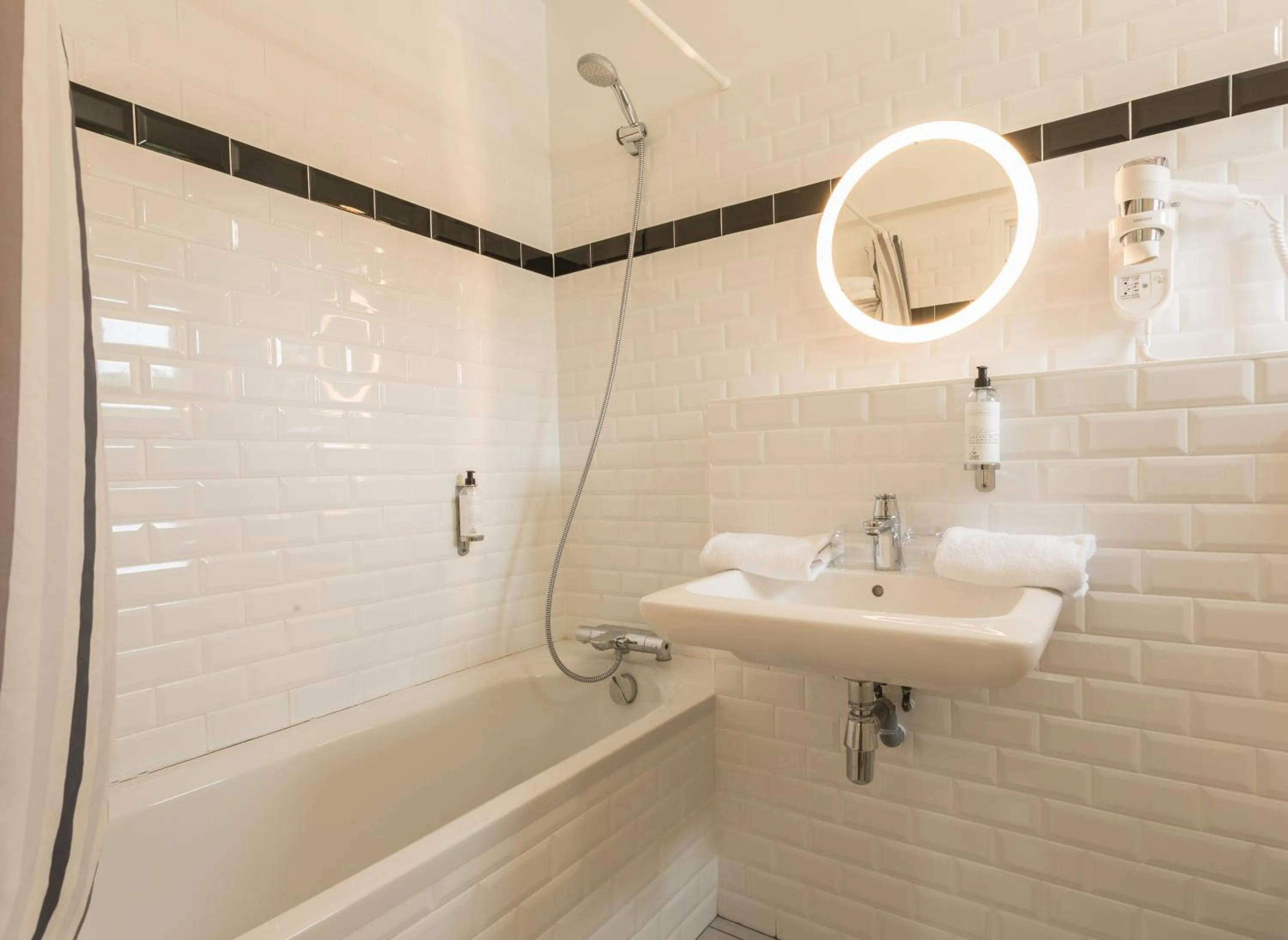 Bathroom in Logis Hôtels - Le Belvédère - Hôtel 2 étoiles et Restaurant