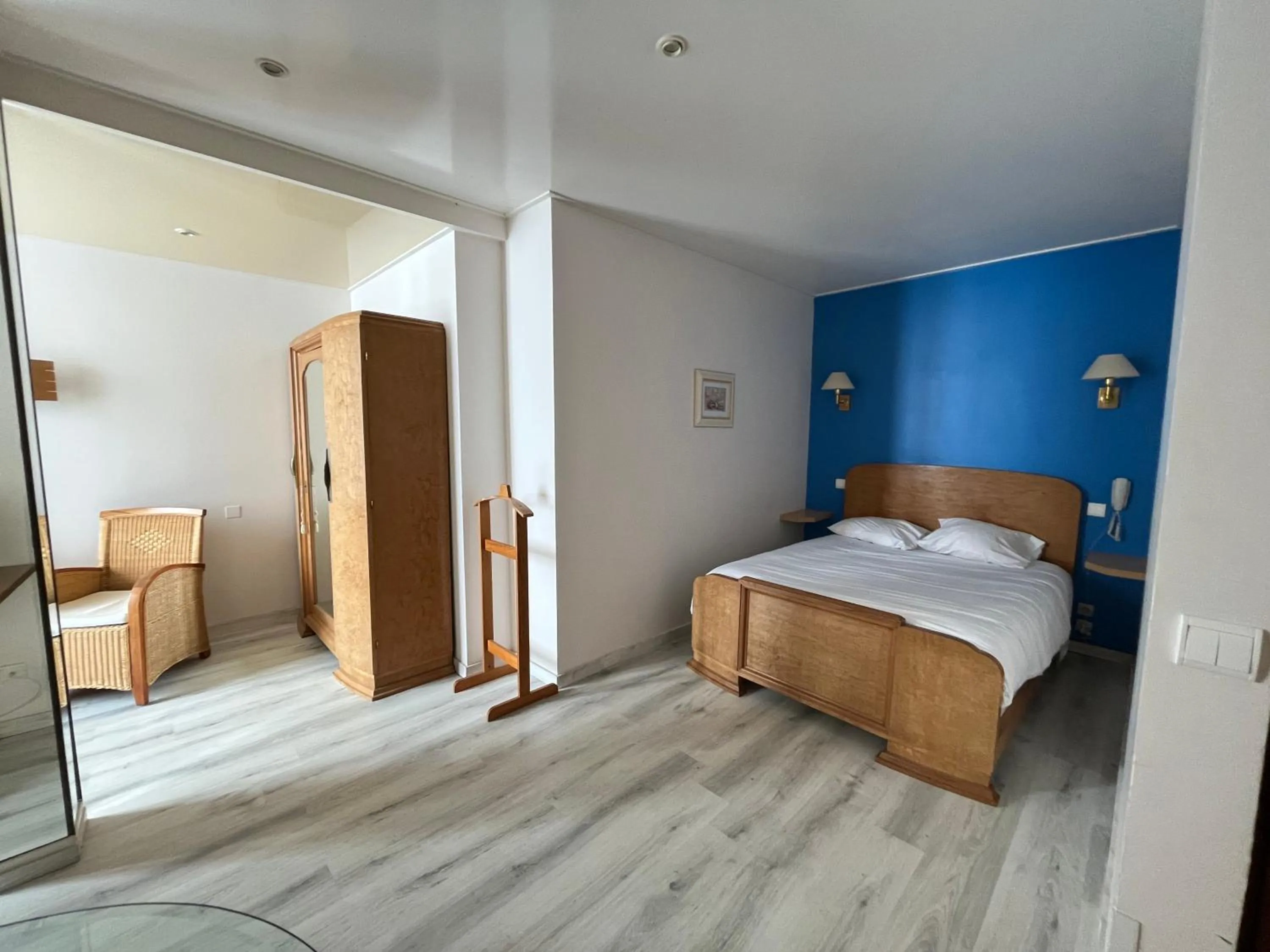 Bed in Logis Hôtel & Restaurant - Le Bretagne