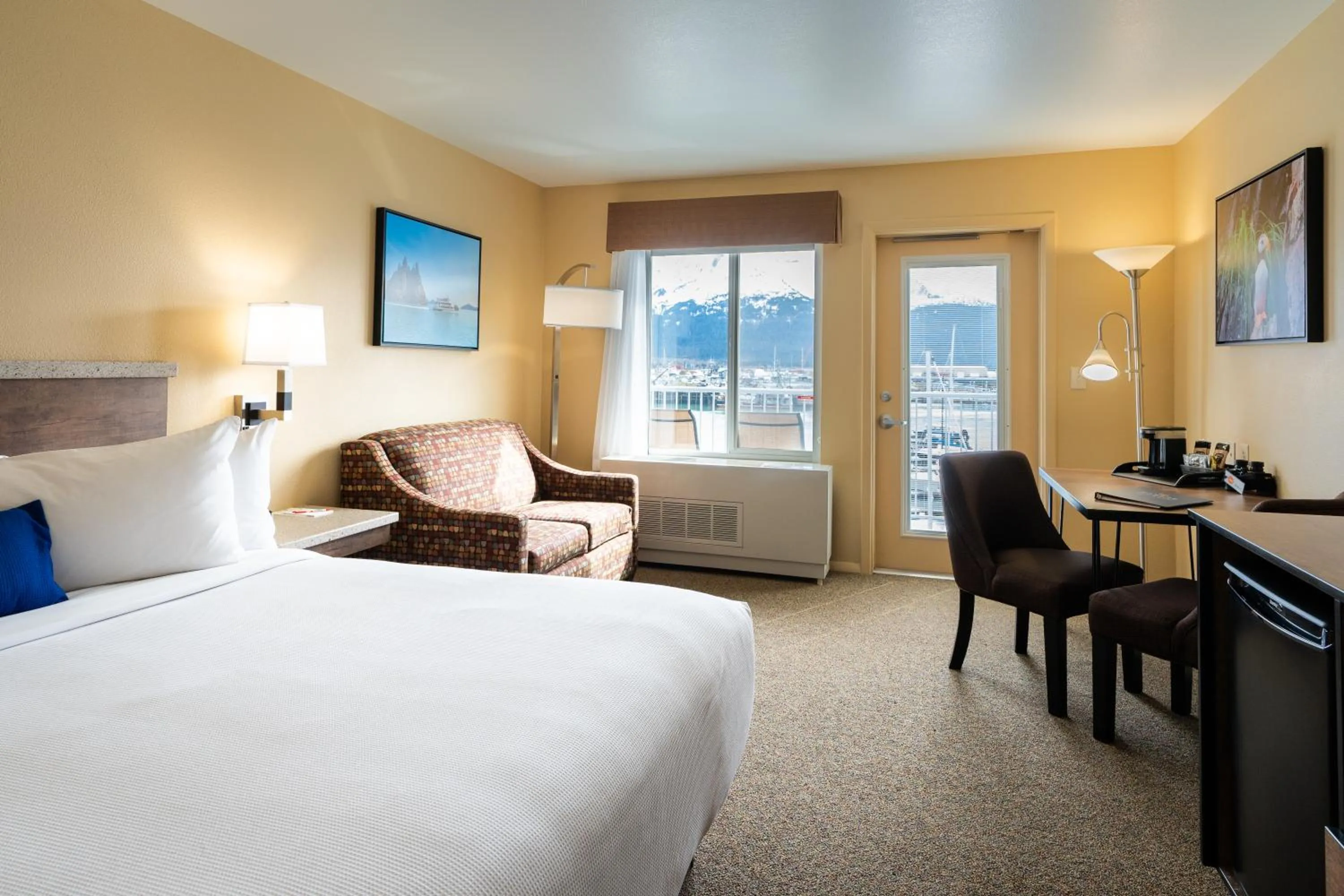 Photo of the whole room, Bed in Harbor 360 Hotel Seward