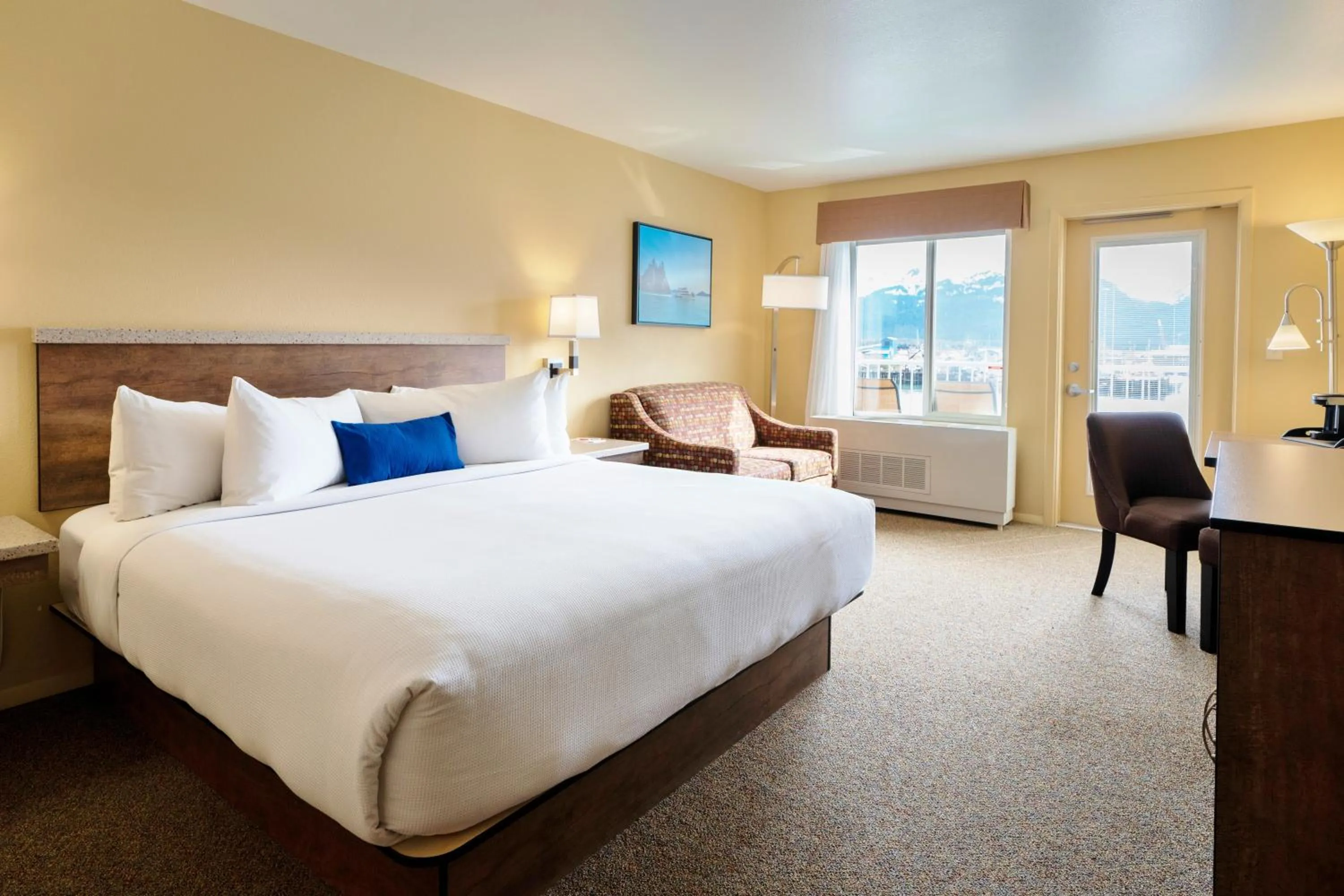 Photo of the whole room, Bed in Harbor 360 Hotel Seward
