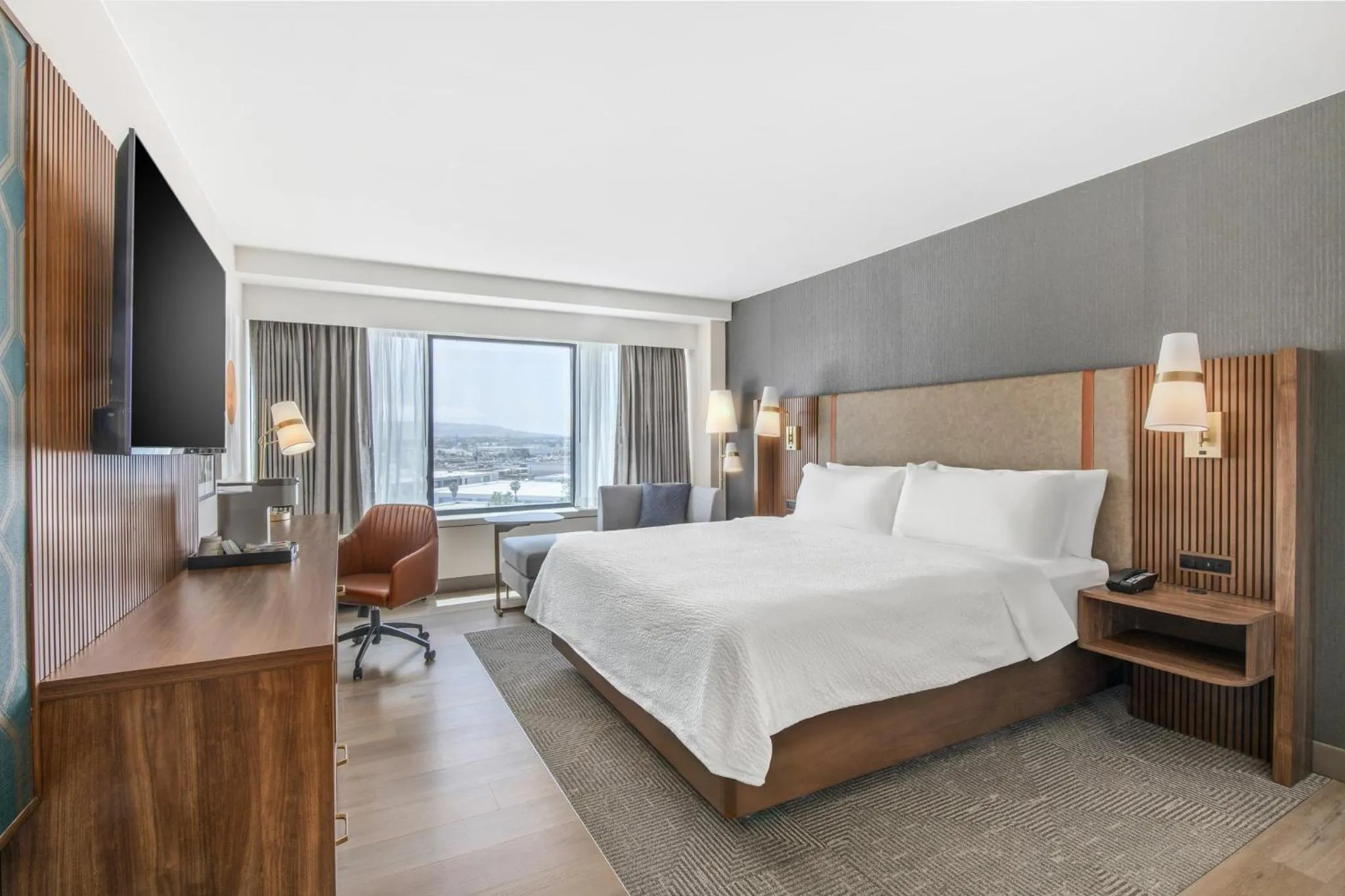 Photo of the whole room, Bed in Holiday Inn Los Angeles Gateway-Torrance by IHG