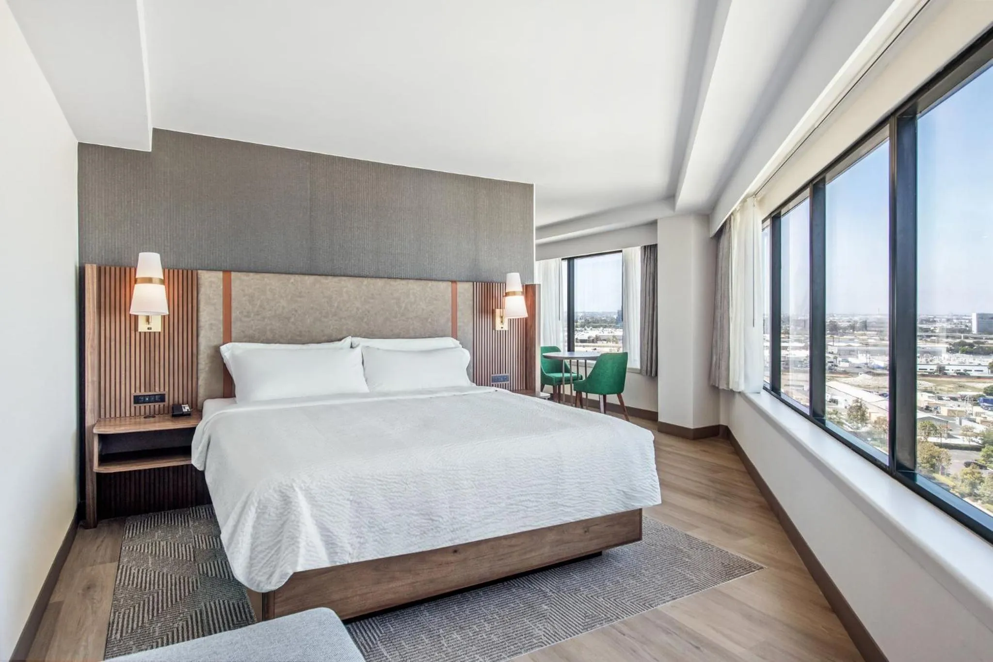 Photo of the whole room, Bed in Holiday Inn Los Angeles Gateway-Torrance by IHG