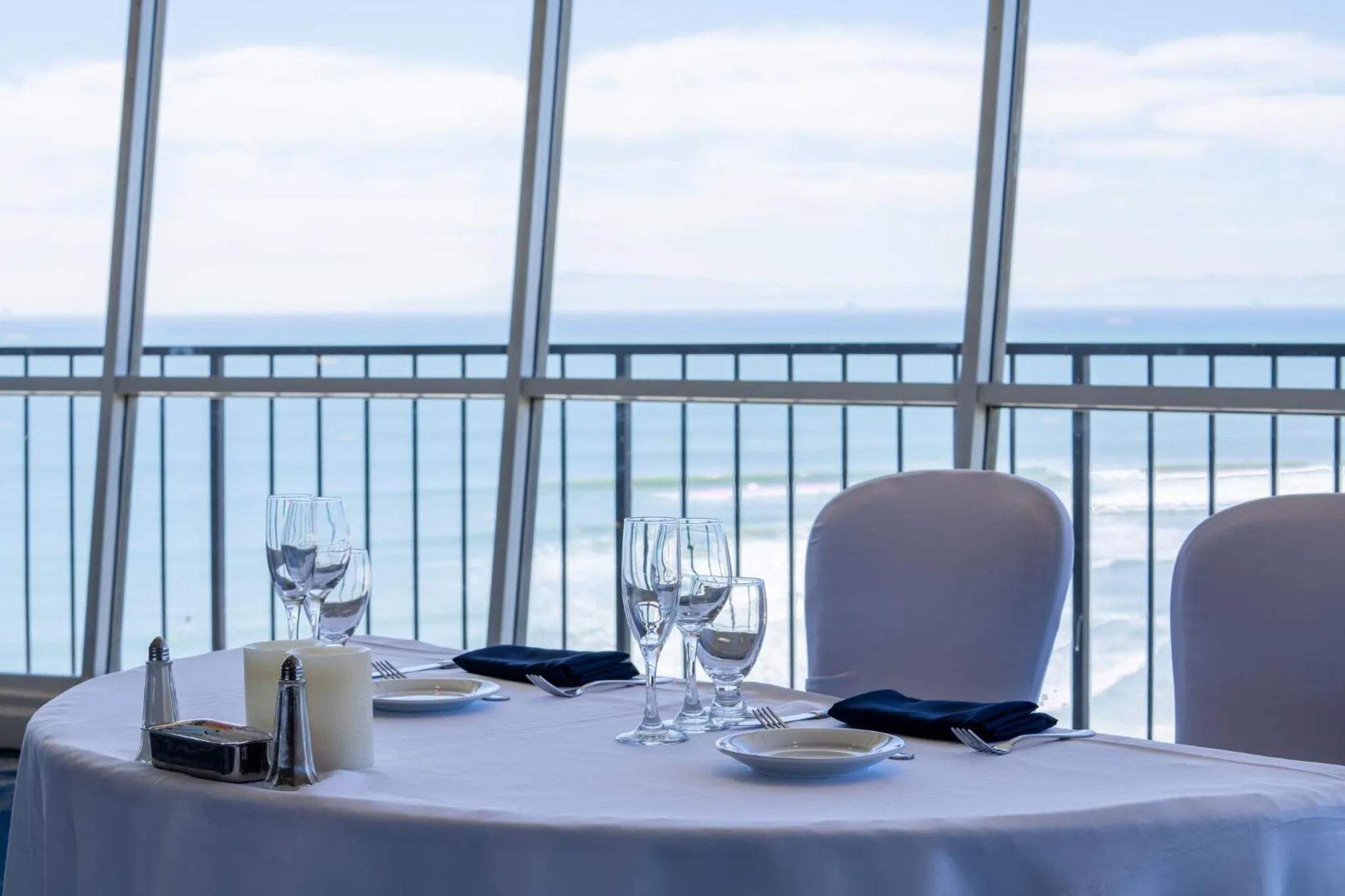 Meeting/conference room in Crowne Plaza Ventura Beach by IHG