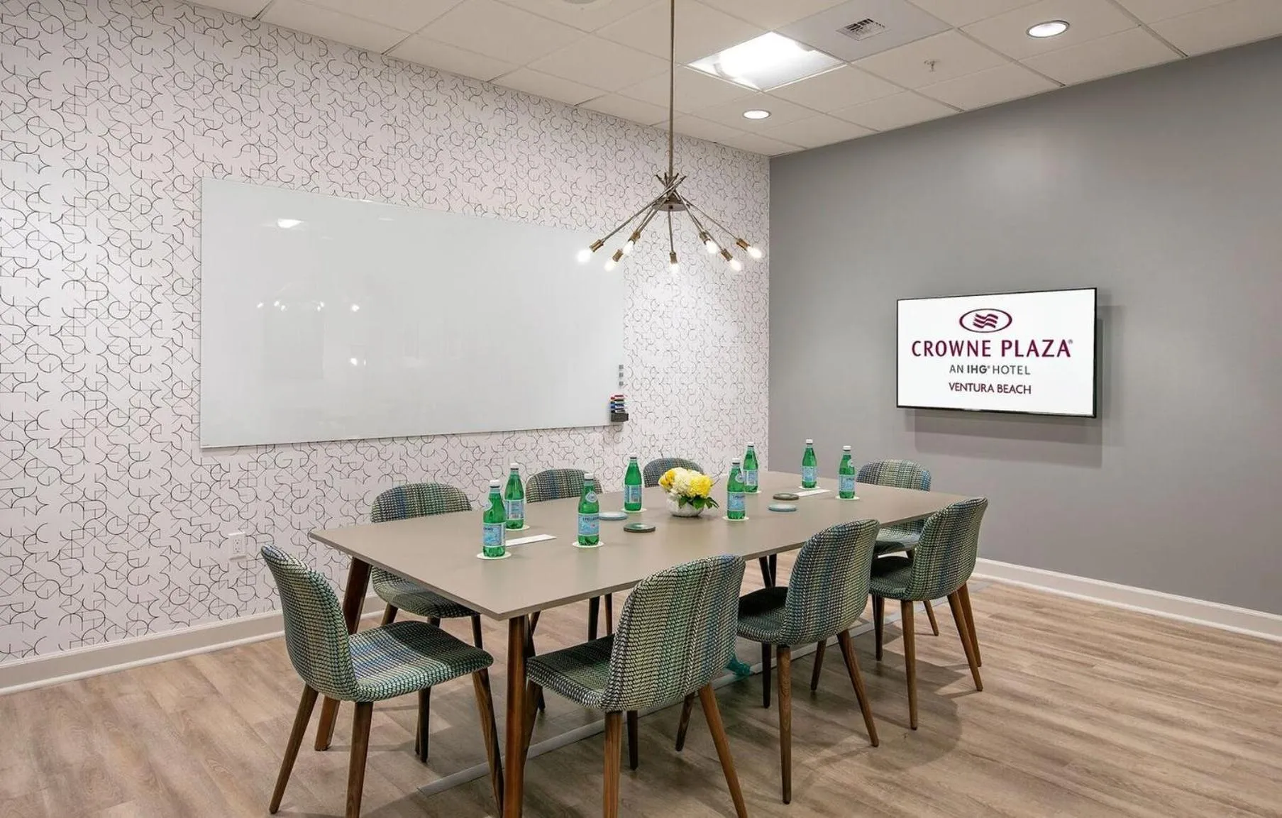 Meeting/conference room in Crowne Plaza Ventura Beach by IHG