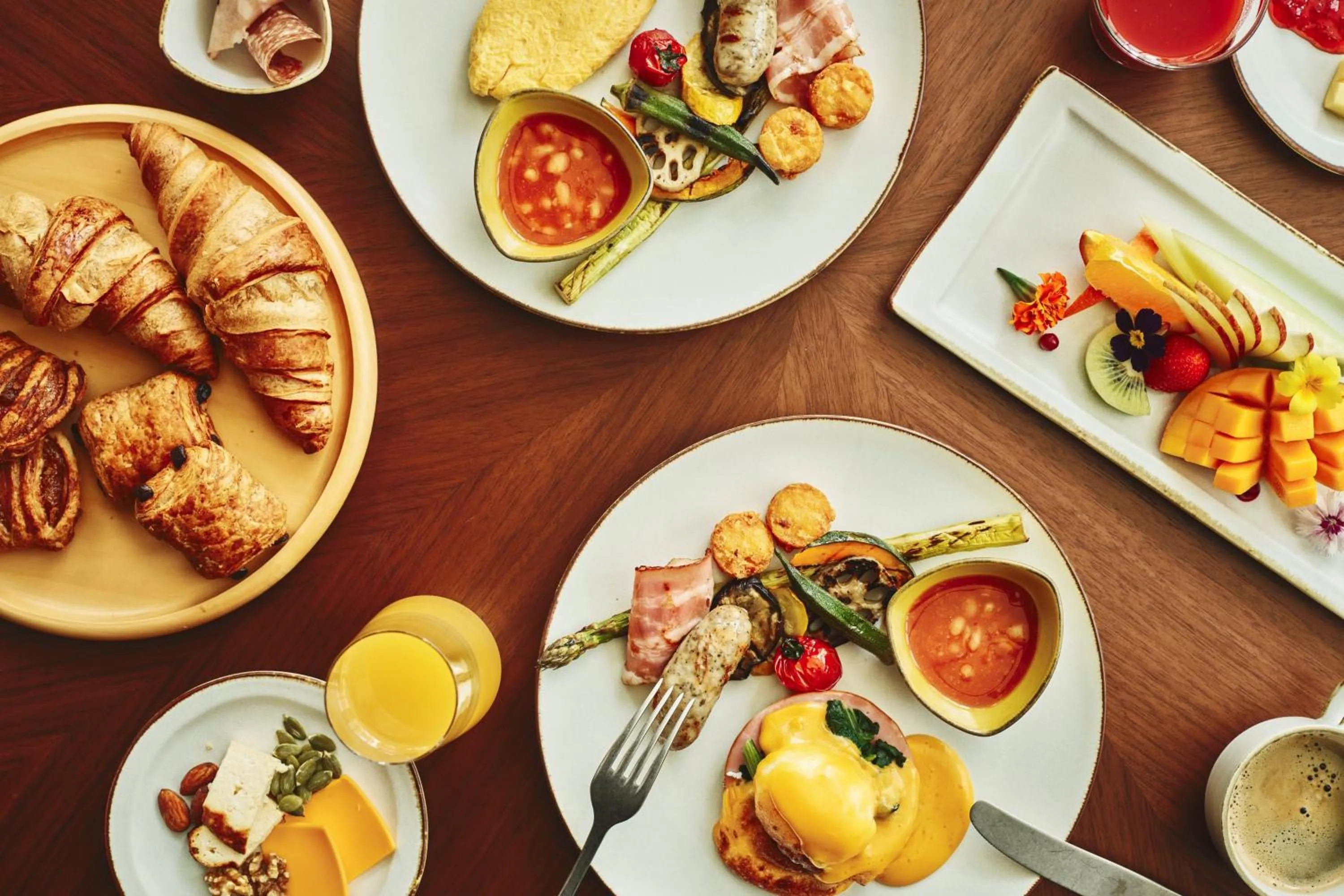 Restaurant/places to eat in Crowne Plaza Ventura Beach by IHG