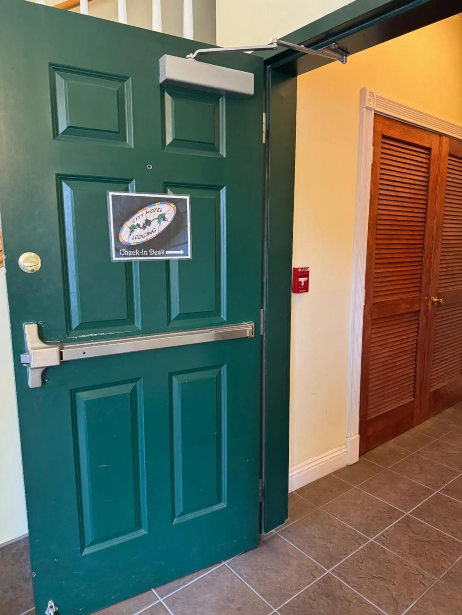 The City Hotel Bar & Grill