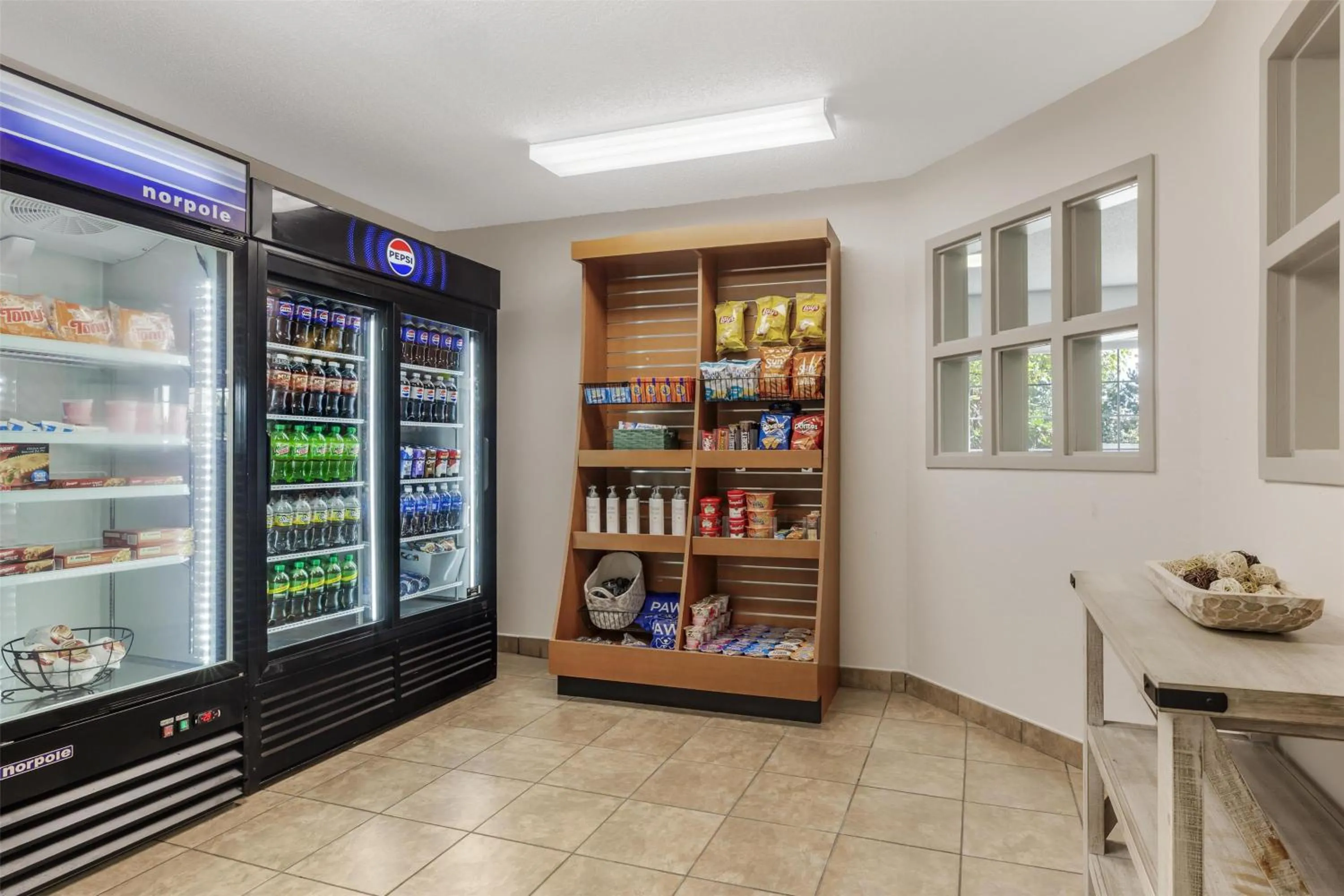 Food and drinks in Sonesta Simply Suites Boston Burlington