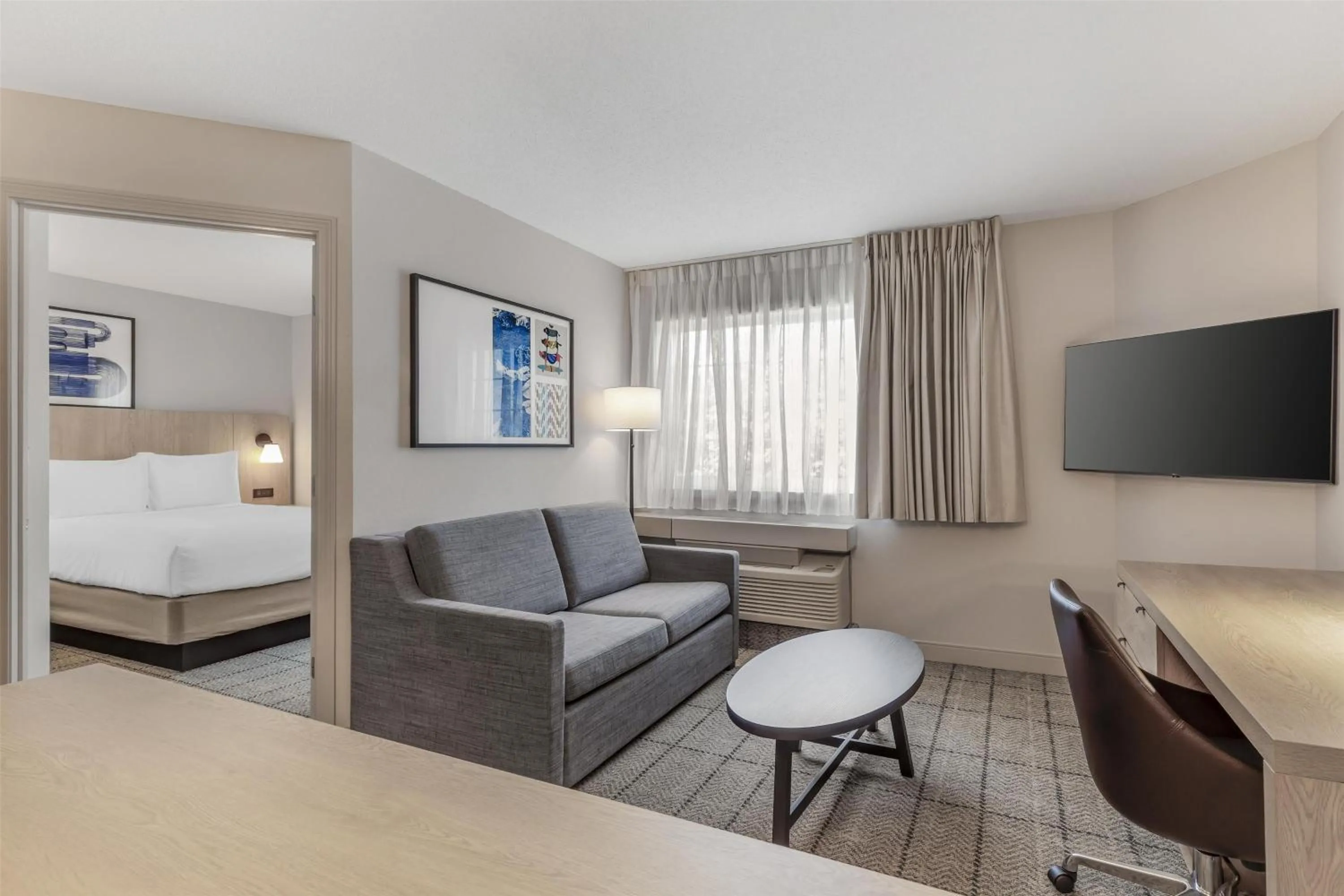 Living room, Bed in Sonesta Simply Suites Boston Burlington
