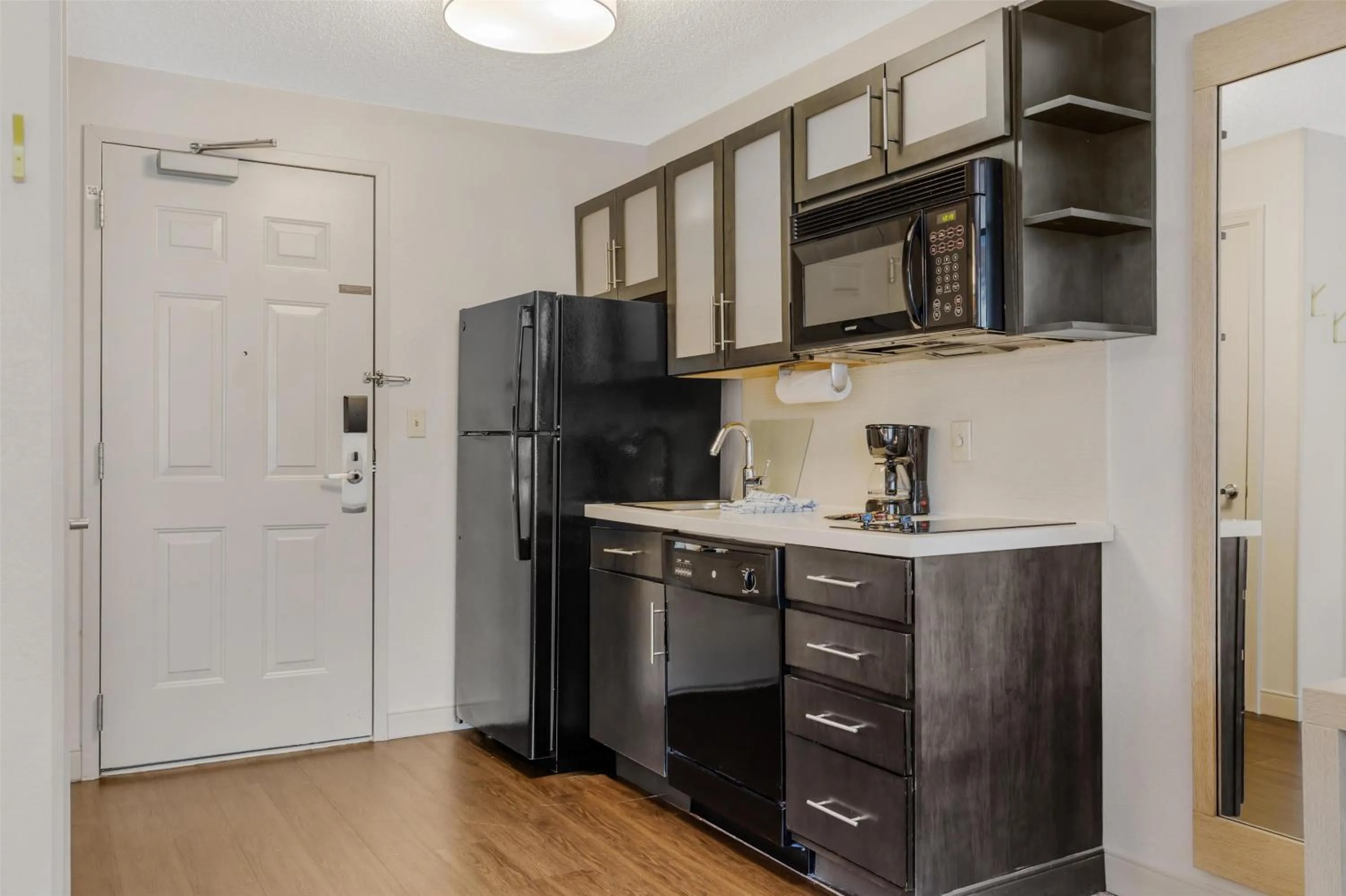 Kitchen or kitchenette in Sonesta Simply Suites Boston Burlington