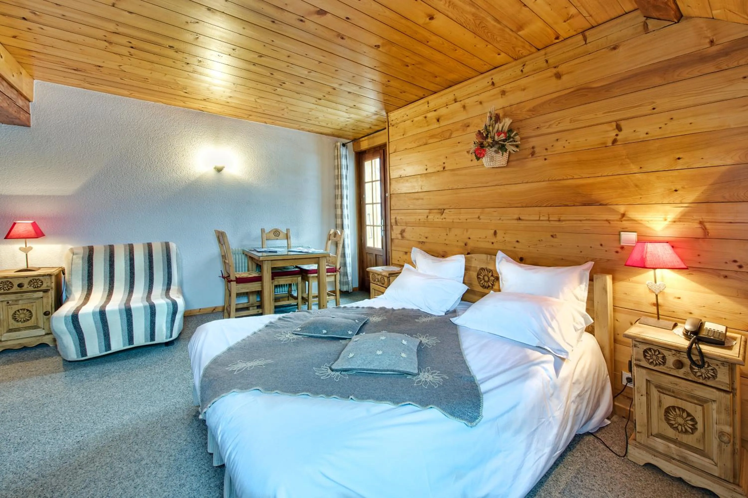 Photo of the whole room, Bed in Alp'Hotel