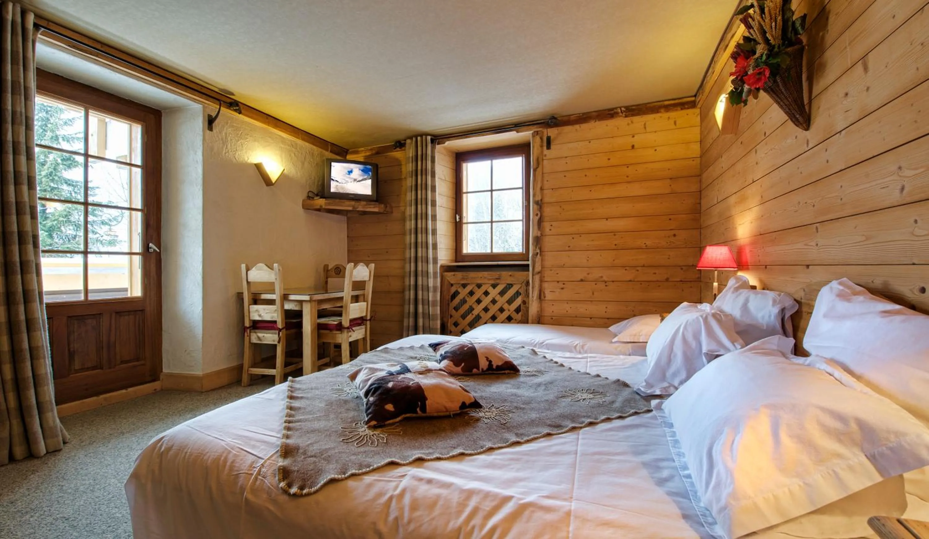 Photo of the whole room, Bed in Alp'Hotel