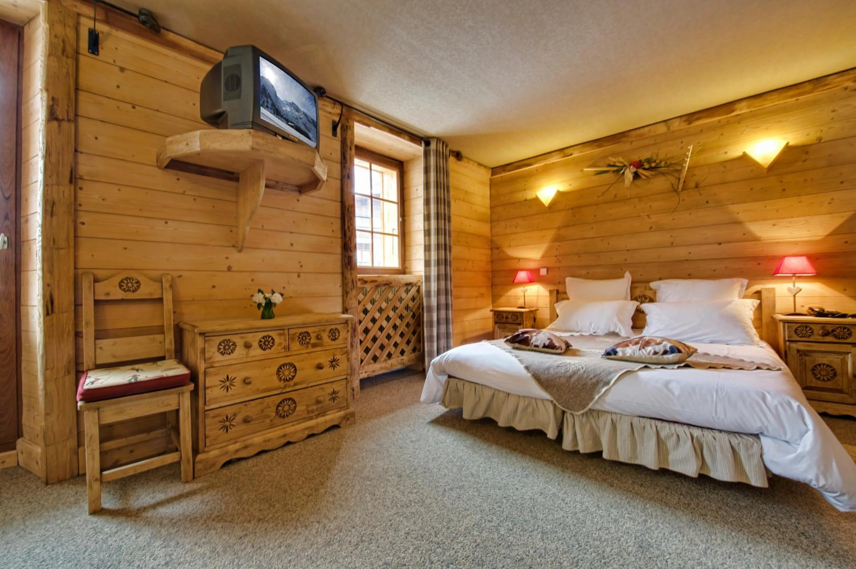 Photo of the whole room, Bed in Alp'Hotel