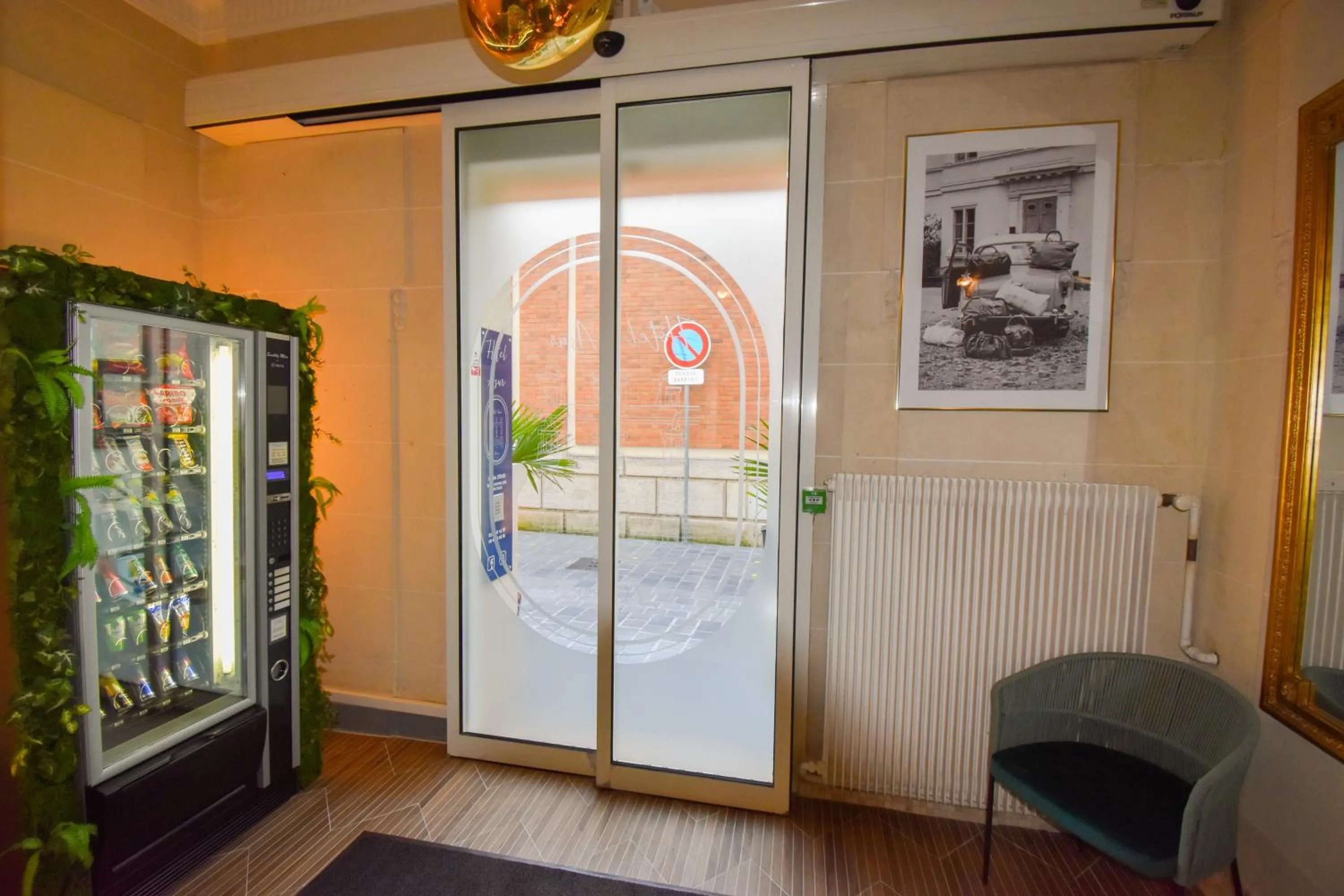 Property building in Hôtel Azur Reims Centre