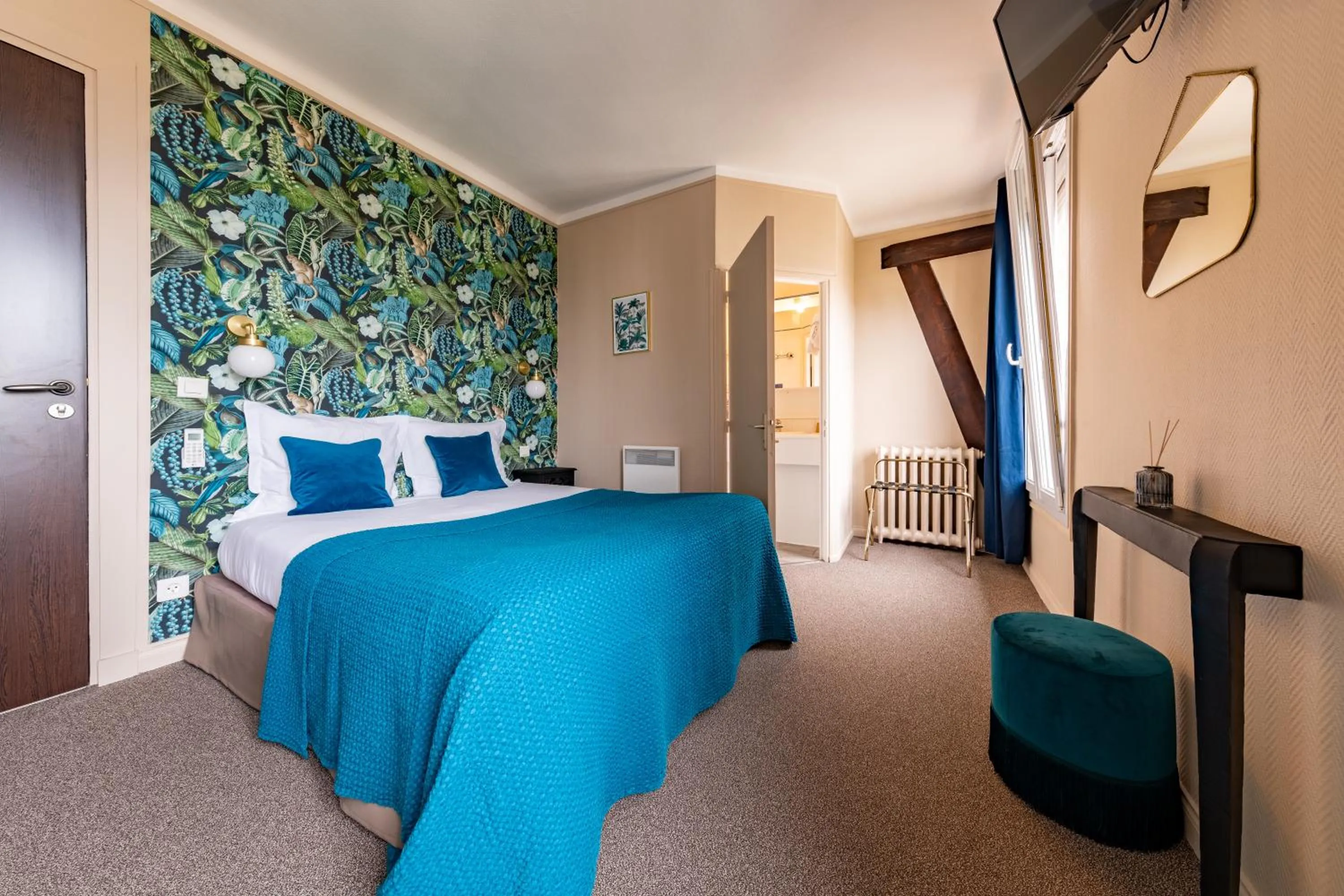 Photo of the whole room, Bed in Hôtel Azur Reims Centre