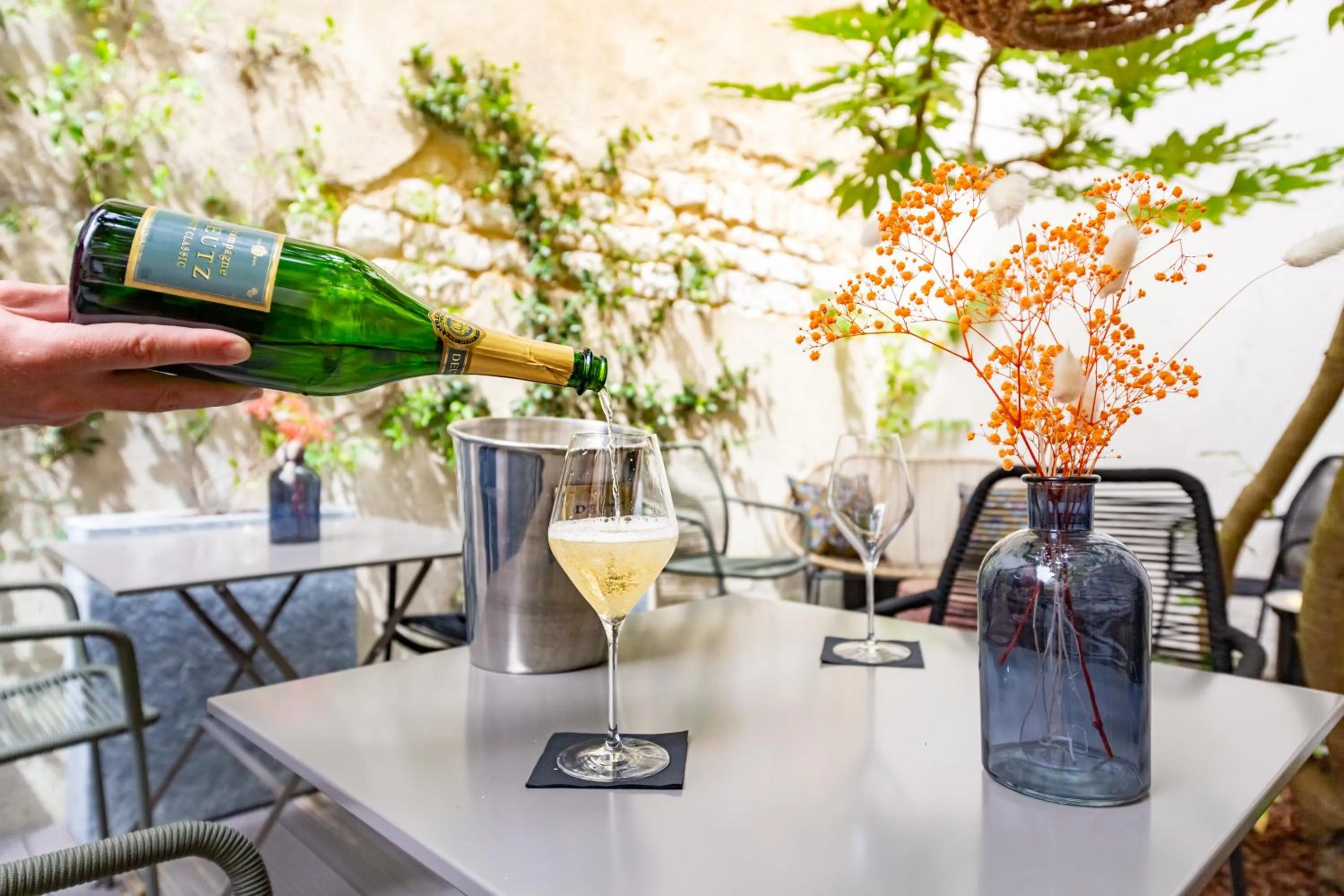 Patio in Hôtel Azur Reims Centre