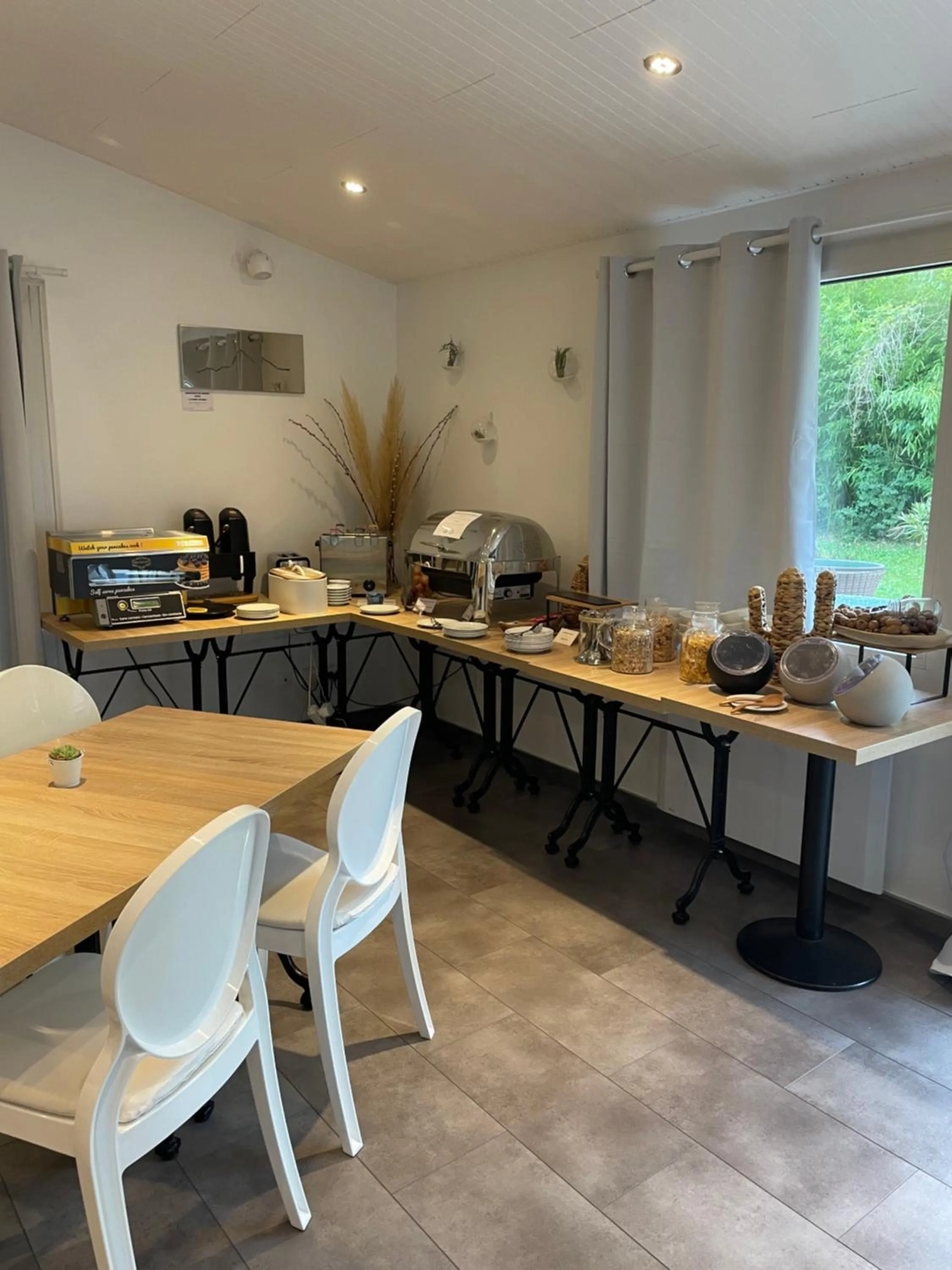 Breakfast in Hôtel Côté Sud Léman