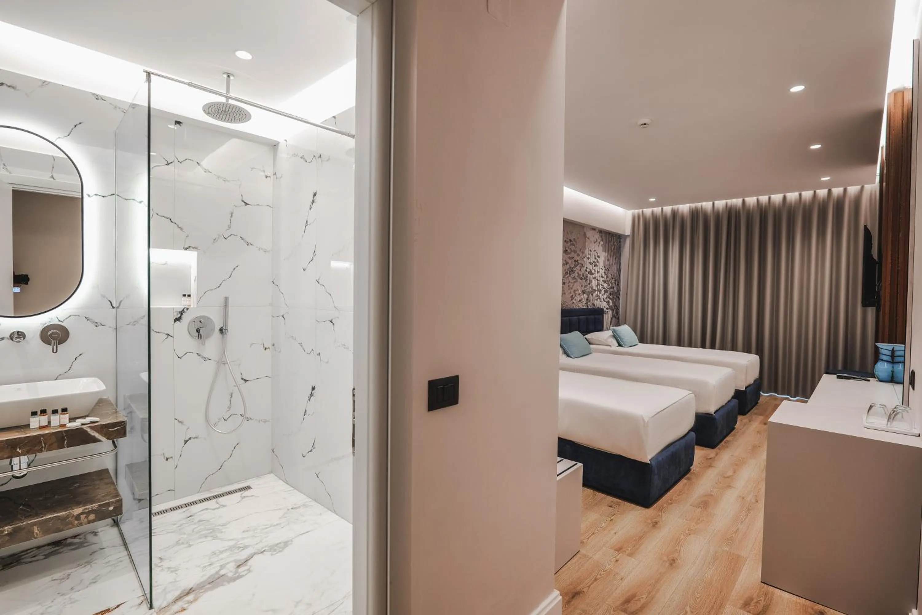 Photo of the whole room in Hotel Oasis