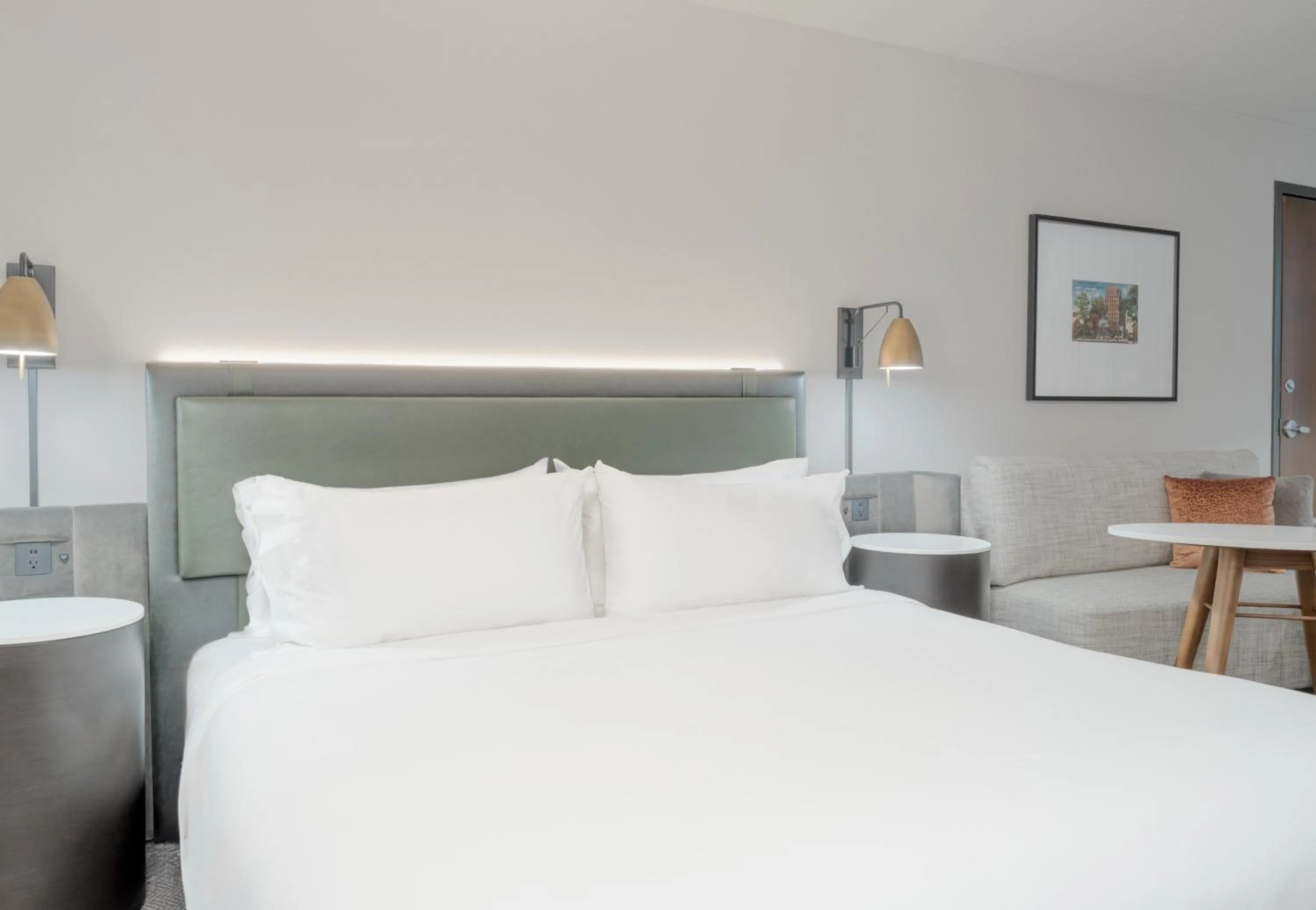 Photo of the whole room, Bed in Crowne Plaza Indianapolis-Dwtn-Union Stn by IHG