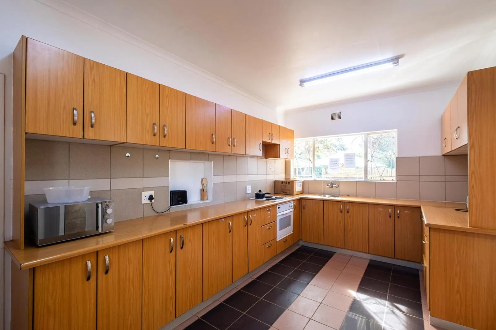 Communal kitchen in Kate's Nest Guesthouse & Backpackers