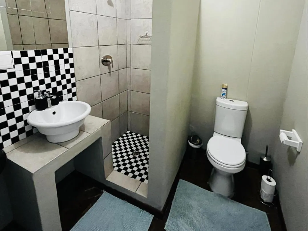 Bathroom in Kate's Nest Guesthouse & Backpackers