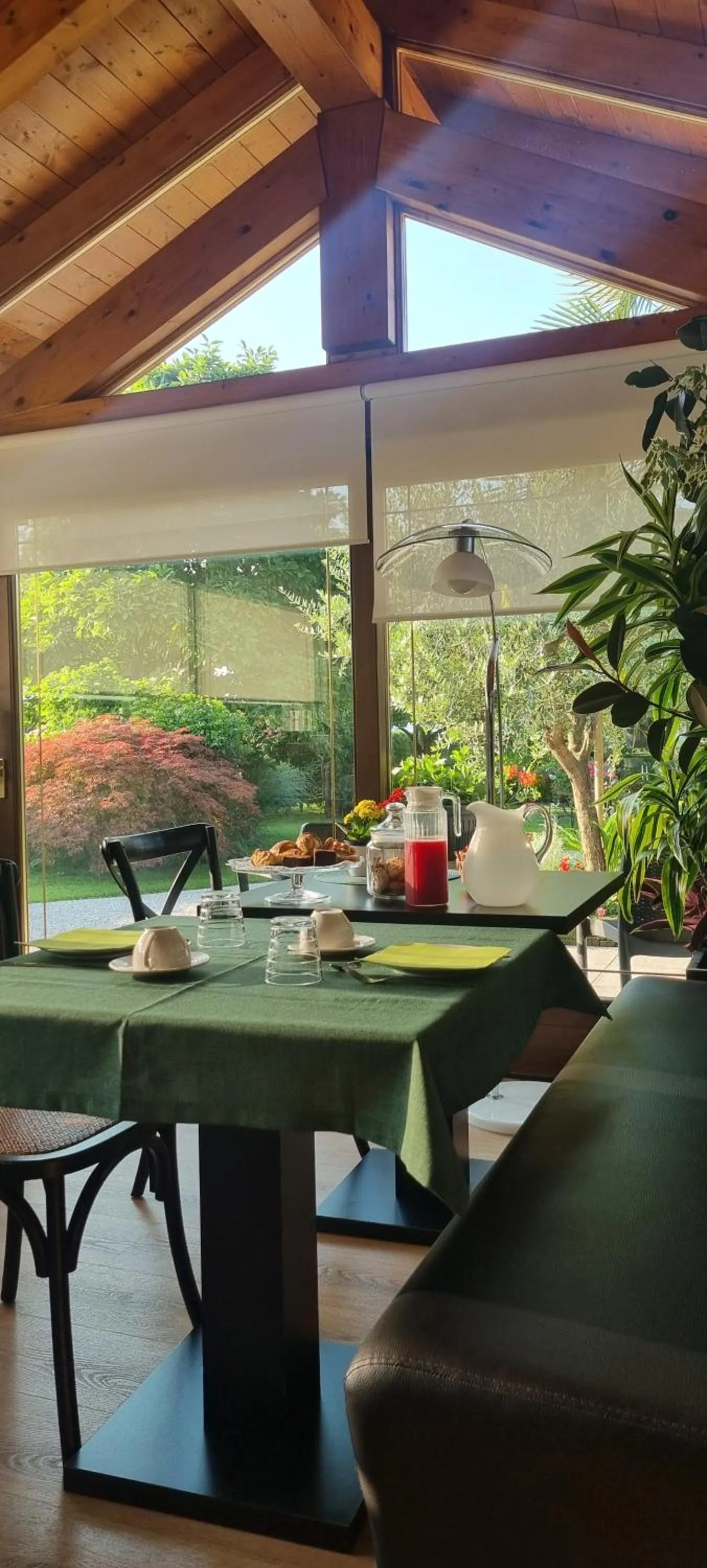 Breakfast in Green Rose