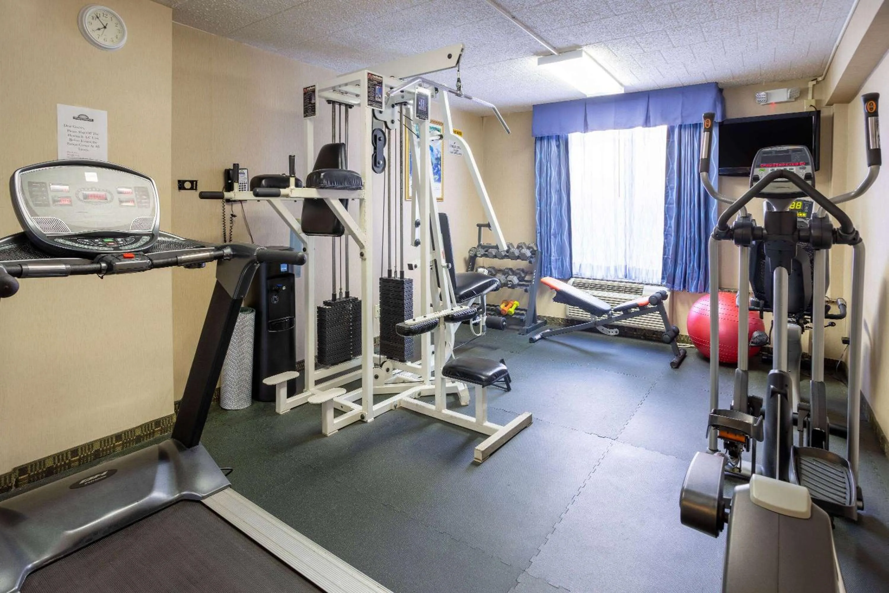 Fitness centre/facilities in Days Hotel by Wyndham North Bergen