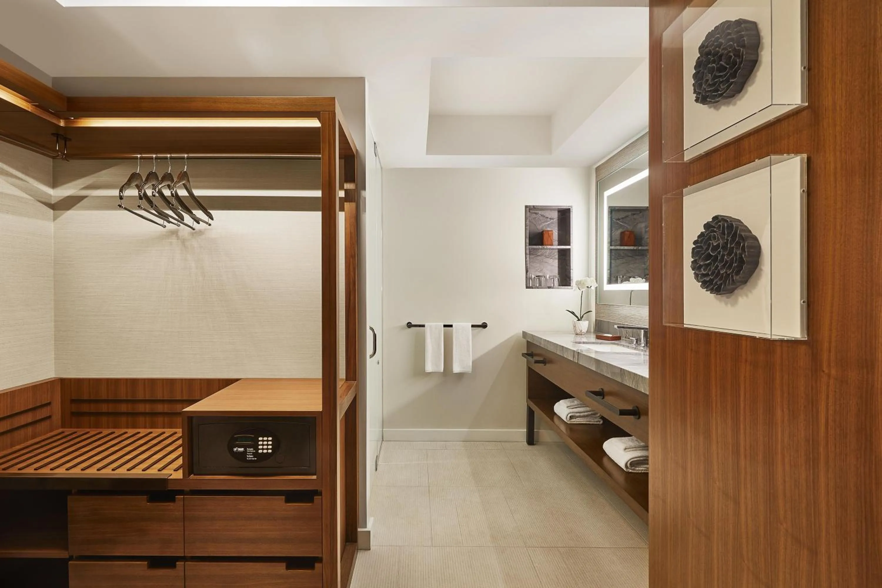 Bathroom, Bed in Hyatt Regency Maui Resort & Spa