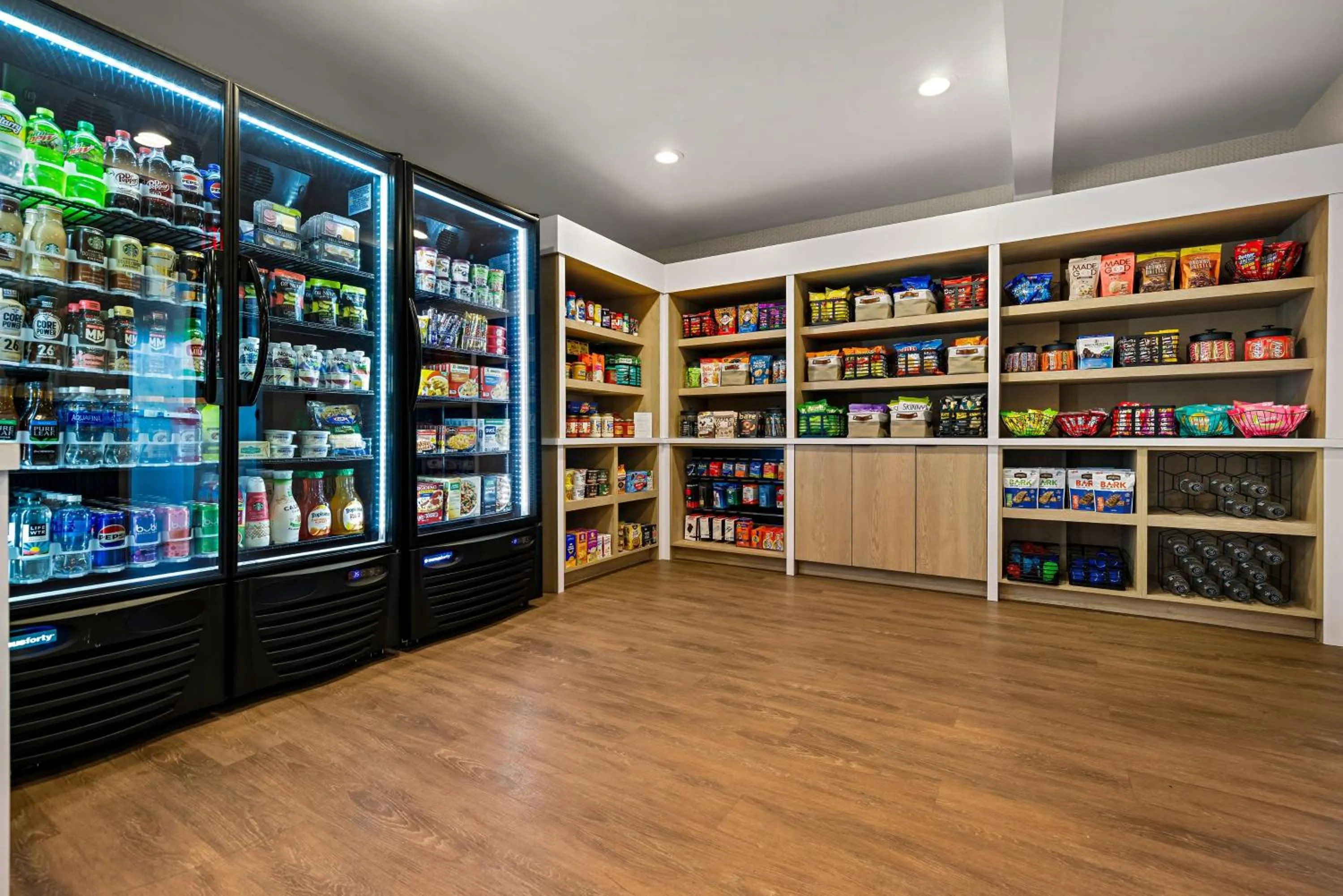 Food and drinks in Sonesta Simply Suites Boston Braintree