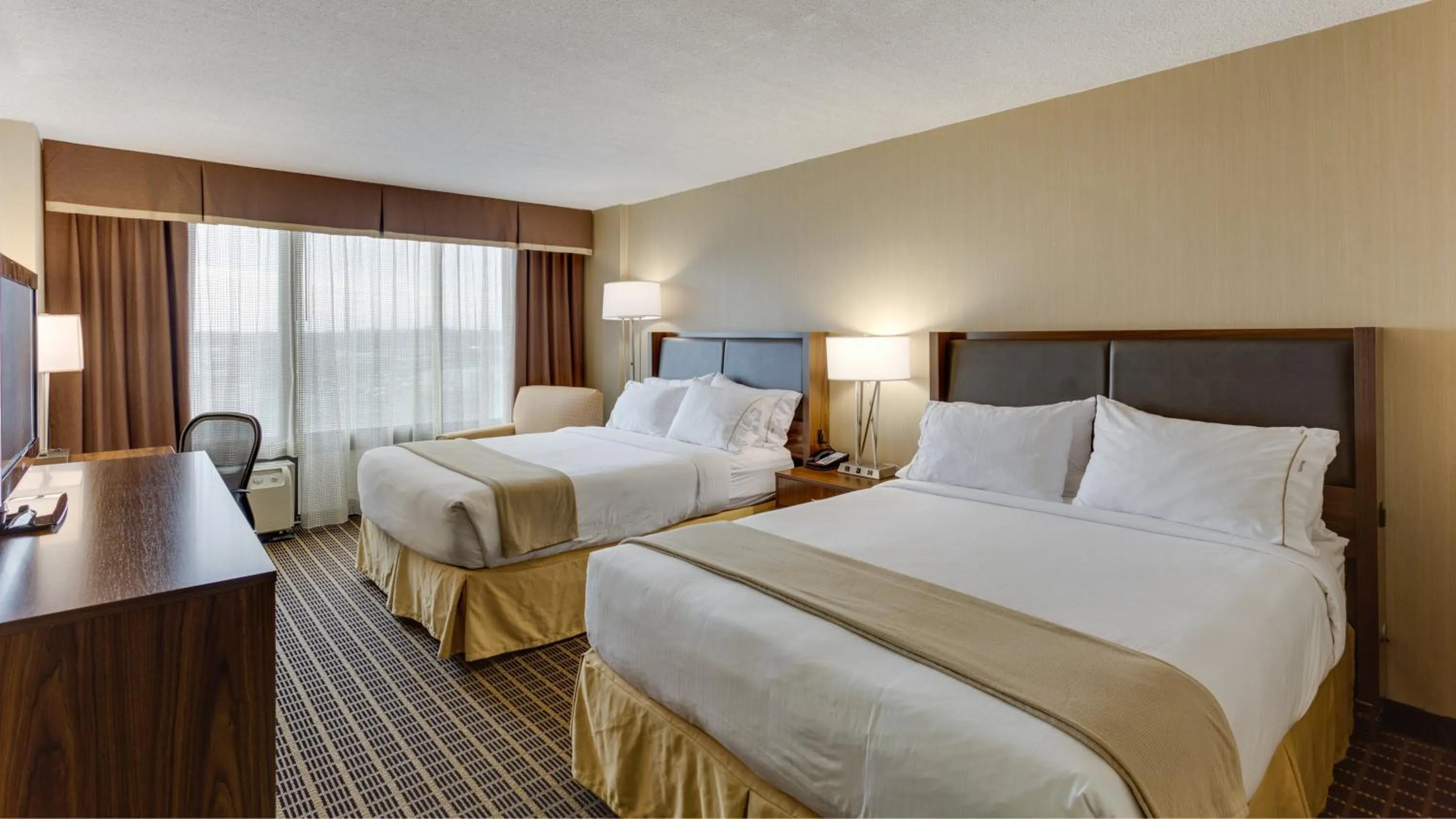 Photo of the whole room, Bed in Holiday Inn Express Washington DC SW - Springfield by IHG